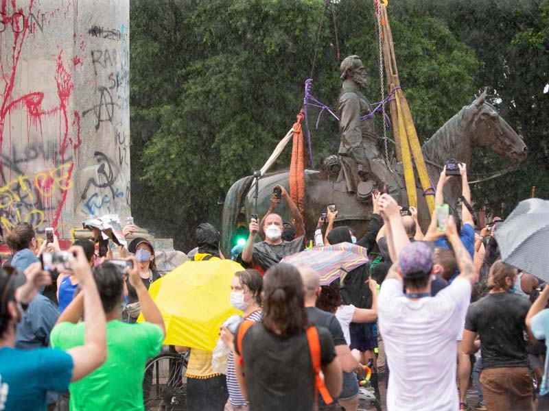 Melepaskan Patung Thomas Stonewall Jackson