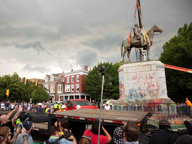 Melepaskan Patung Thomas Stonewall Jackson