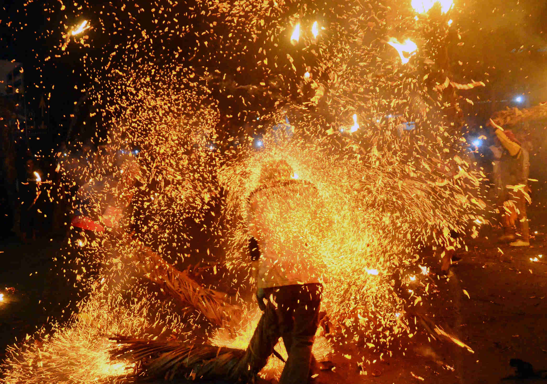 Tradis Perang Obor Sebagai Wujud Syukur 