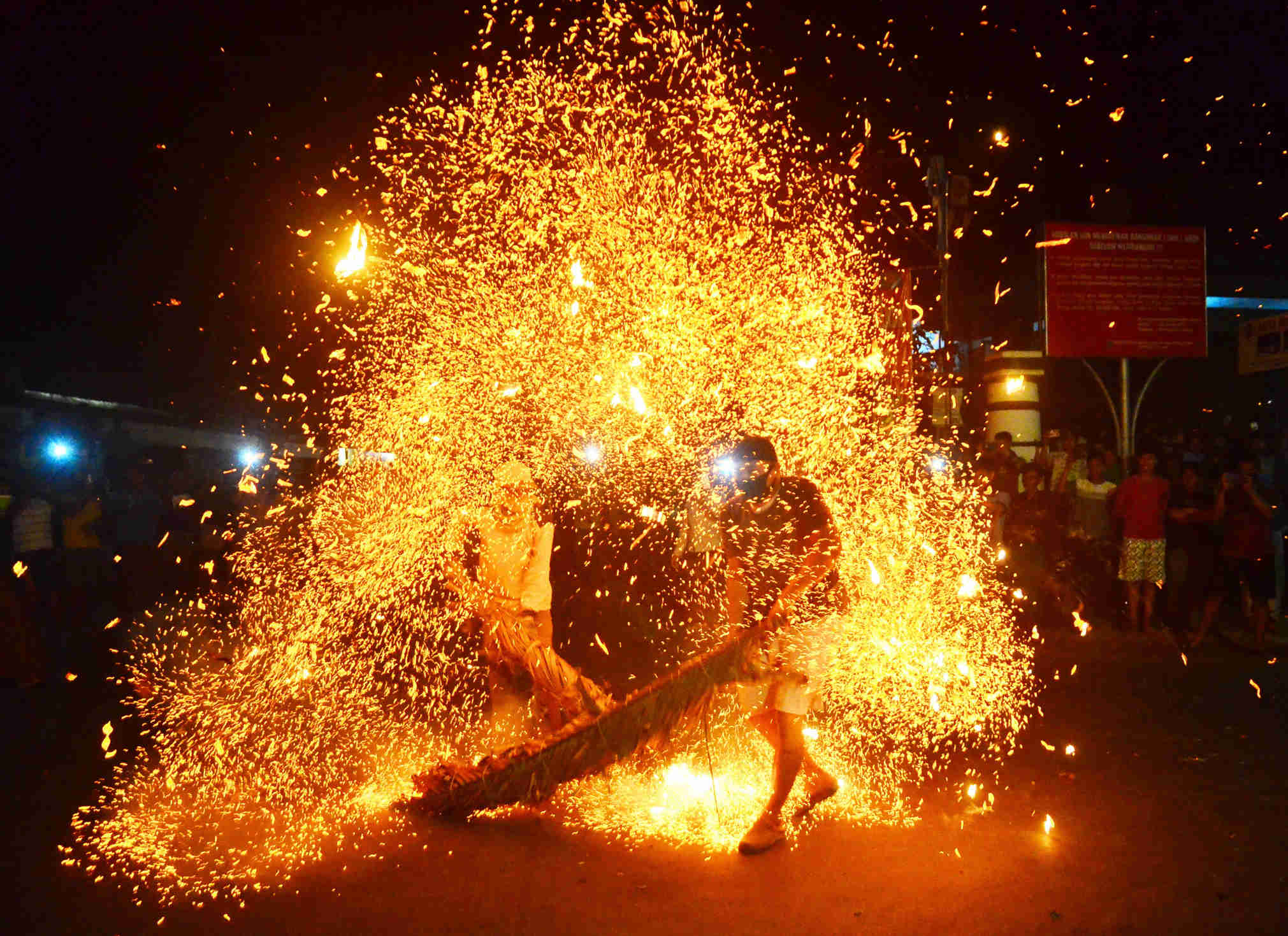 Tradis Perang Obor Sebagai Wujud Syukur 