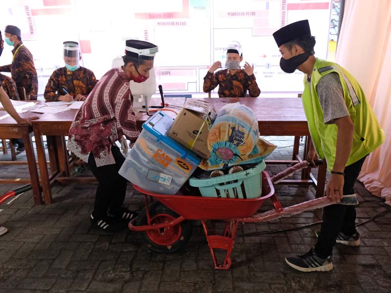 Santri Kembali ke Pondok Pesantren