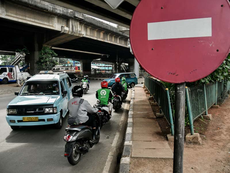 Pengendara Motor Lawan Arus