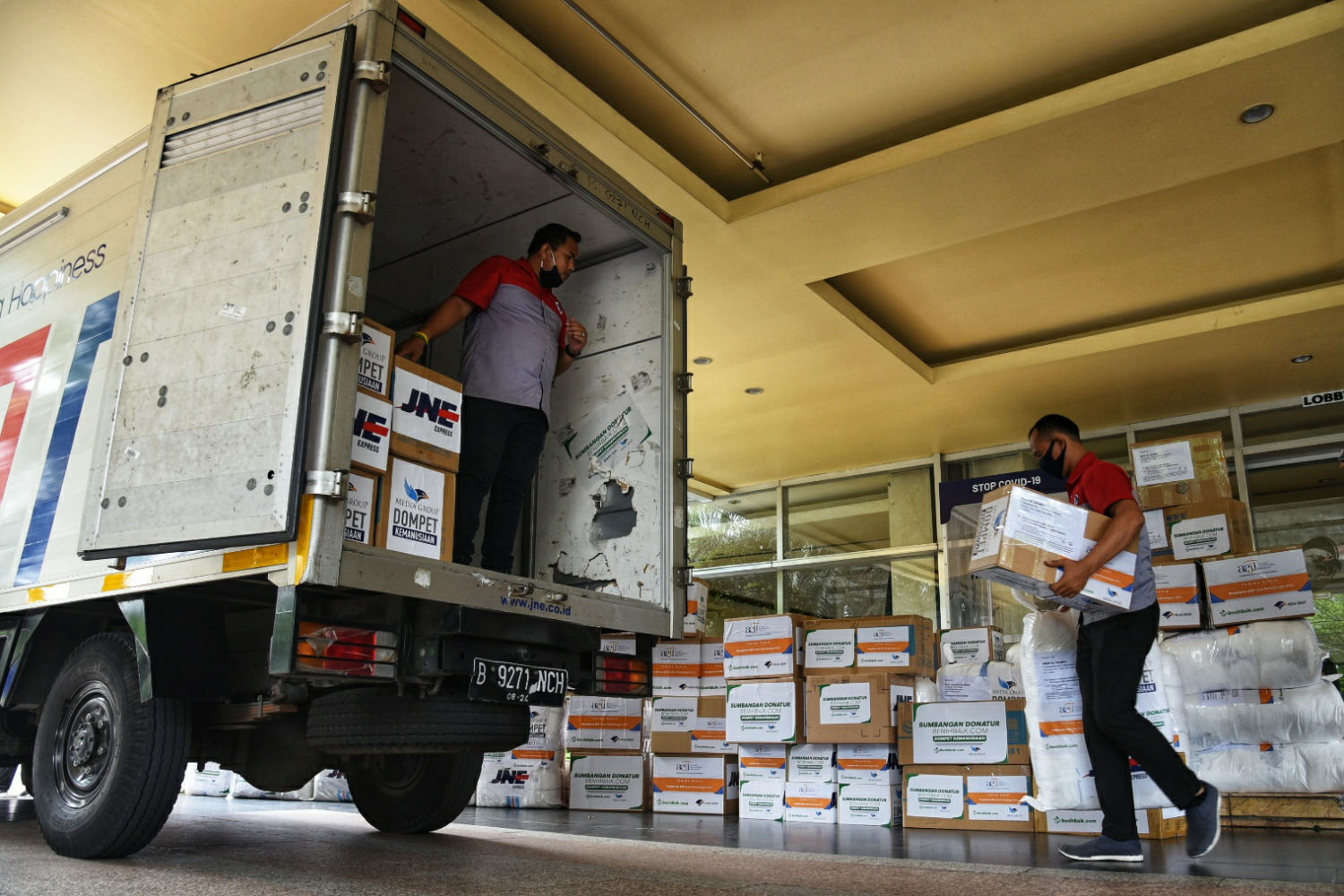 Media Group Salurkan Bantuan APD dari AAJI ke Rumah Sakit