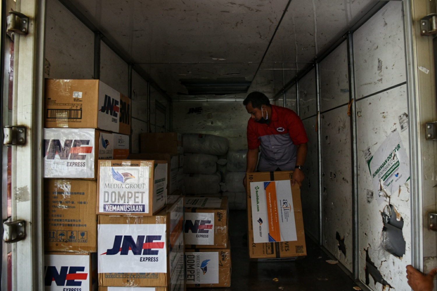 Media Group Salurkan Bantuan APD dari AAJI ke Rumah Sakit