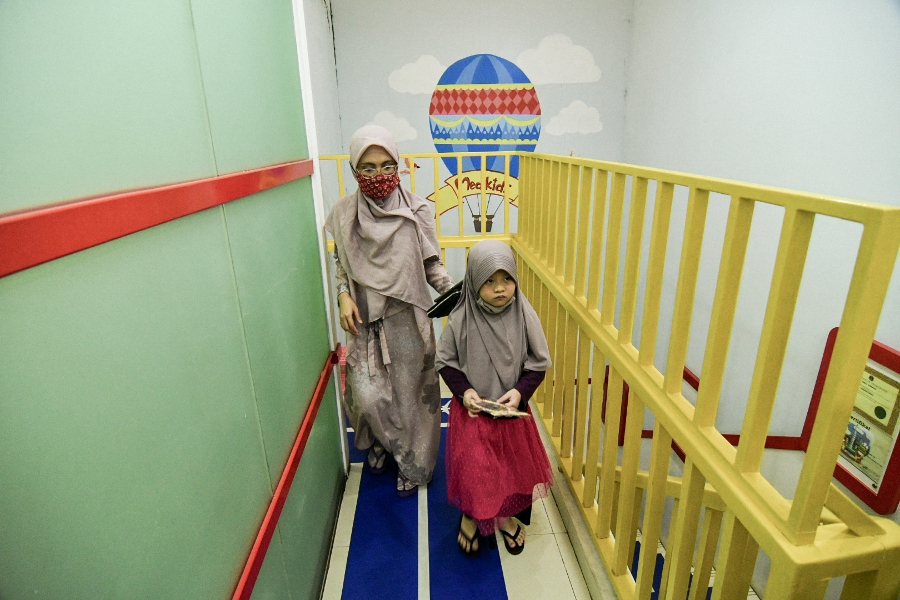 Dokter Periksa Gigi Anak Mengenakan APD Lengkap