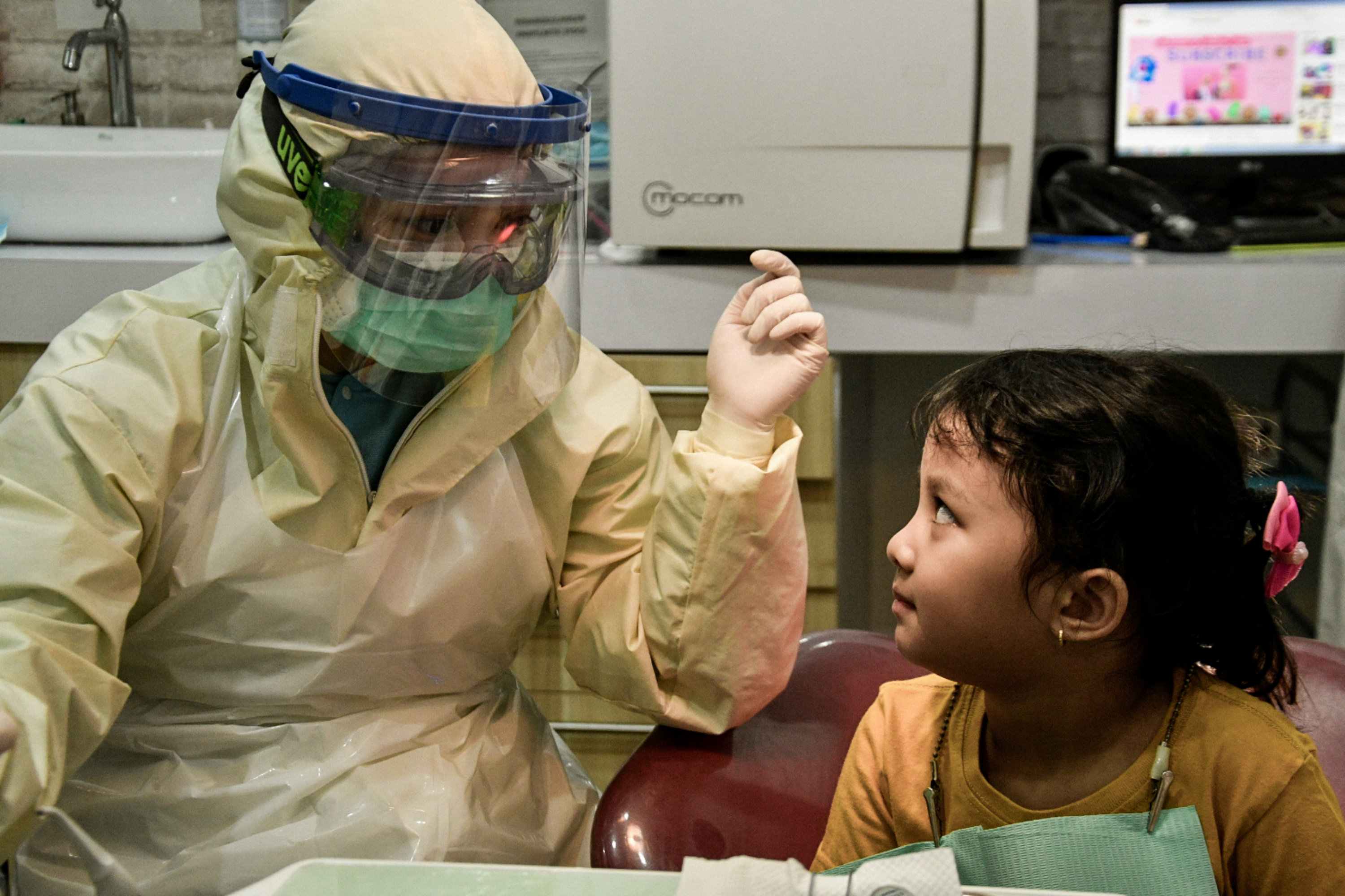 Dokter Periksa Gigi Anak Mengenakan APD Lengkap