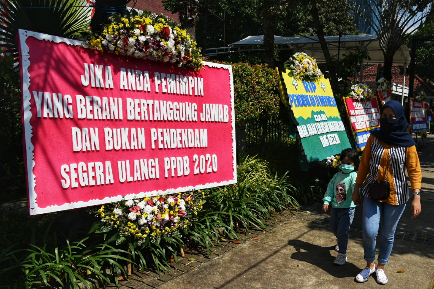 Ungkapkan Kekecewaan Dengan Karangan Bunga 