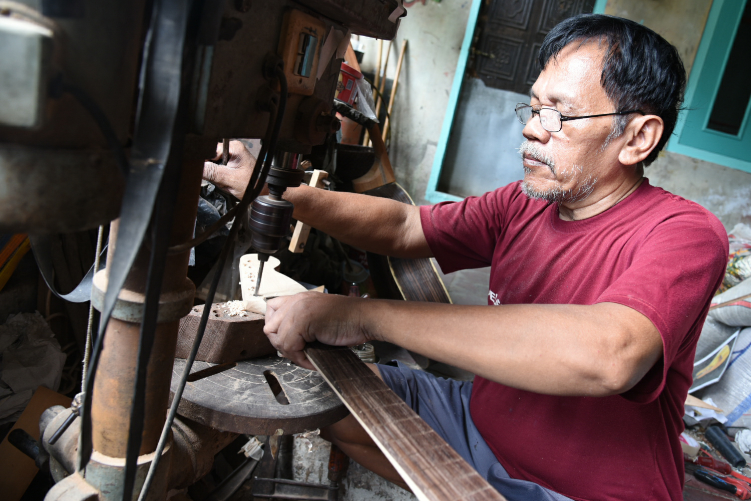 Usaha Reparasi Gitar