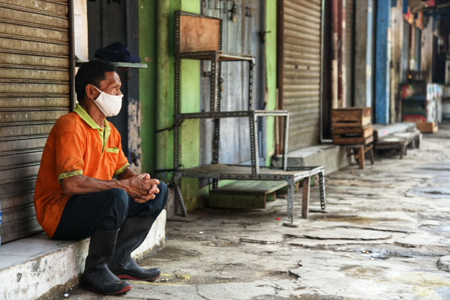 Penyemprotan Disinfektan di Pasar Cempaka Putih