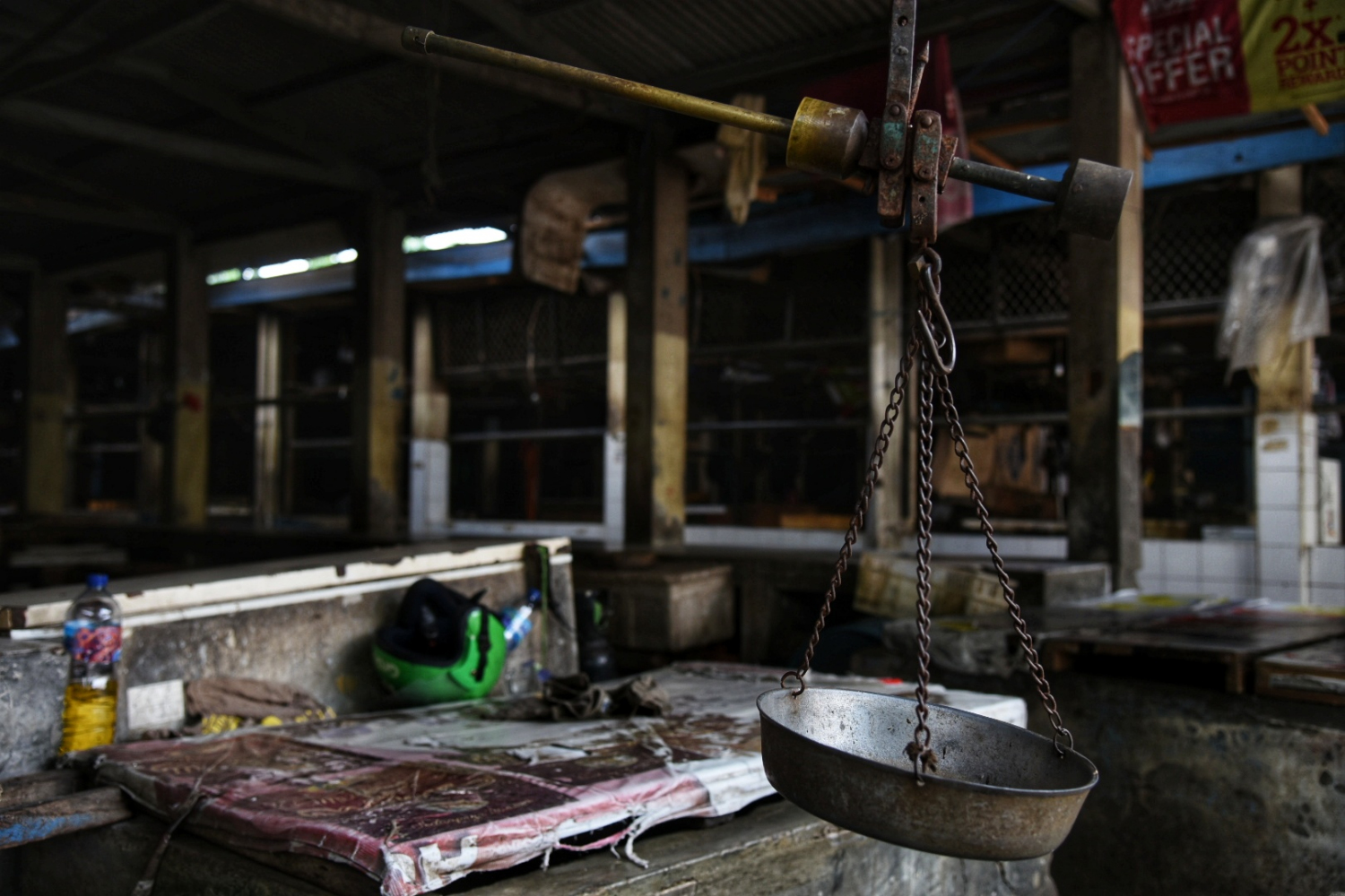 Penyemprotan Disinfektan di Pasar Cempaka Putih