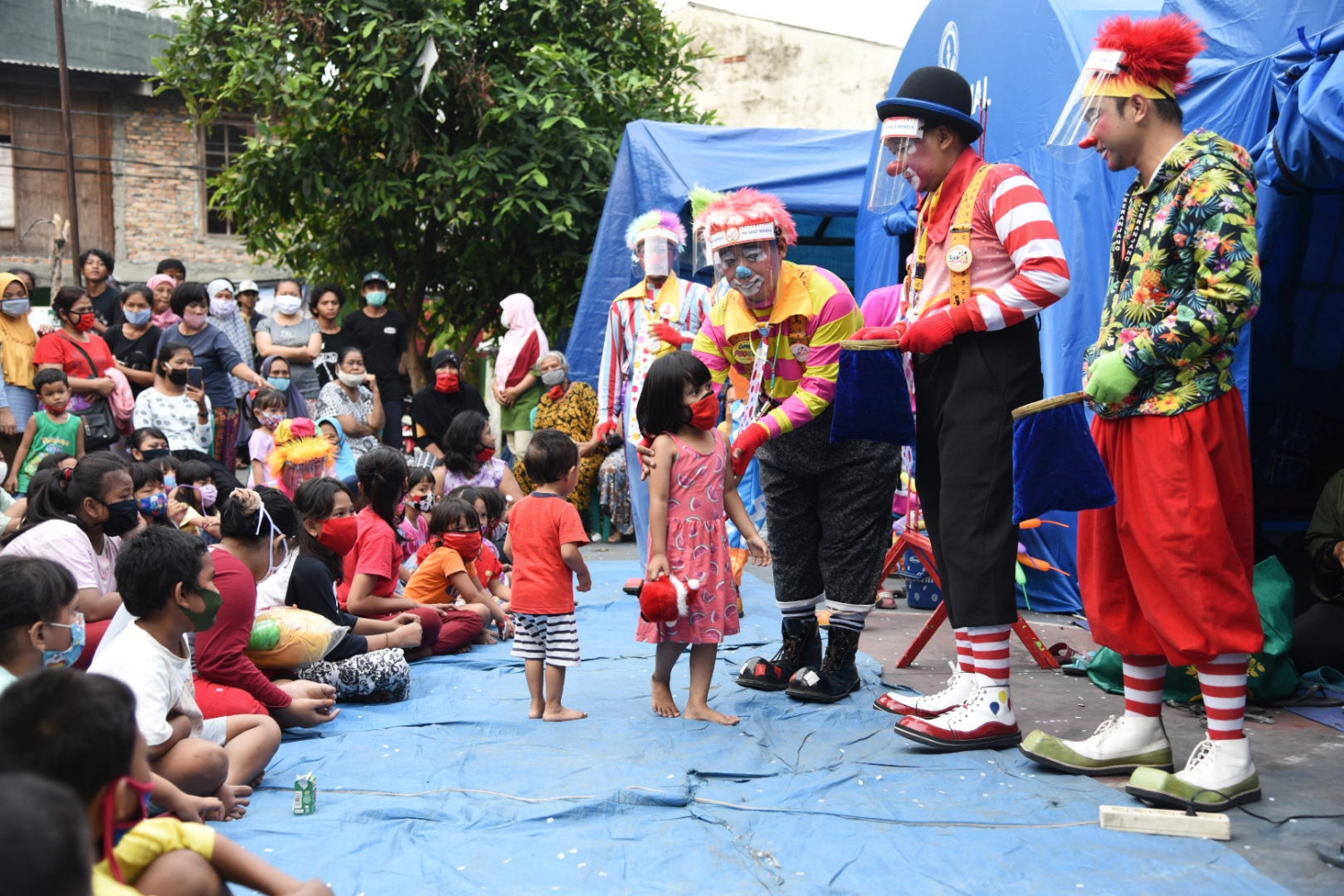 Badut Hibur Anak Korban Kebakaran