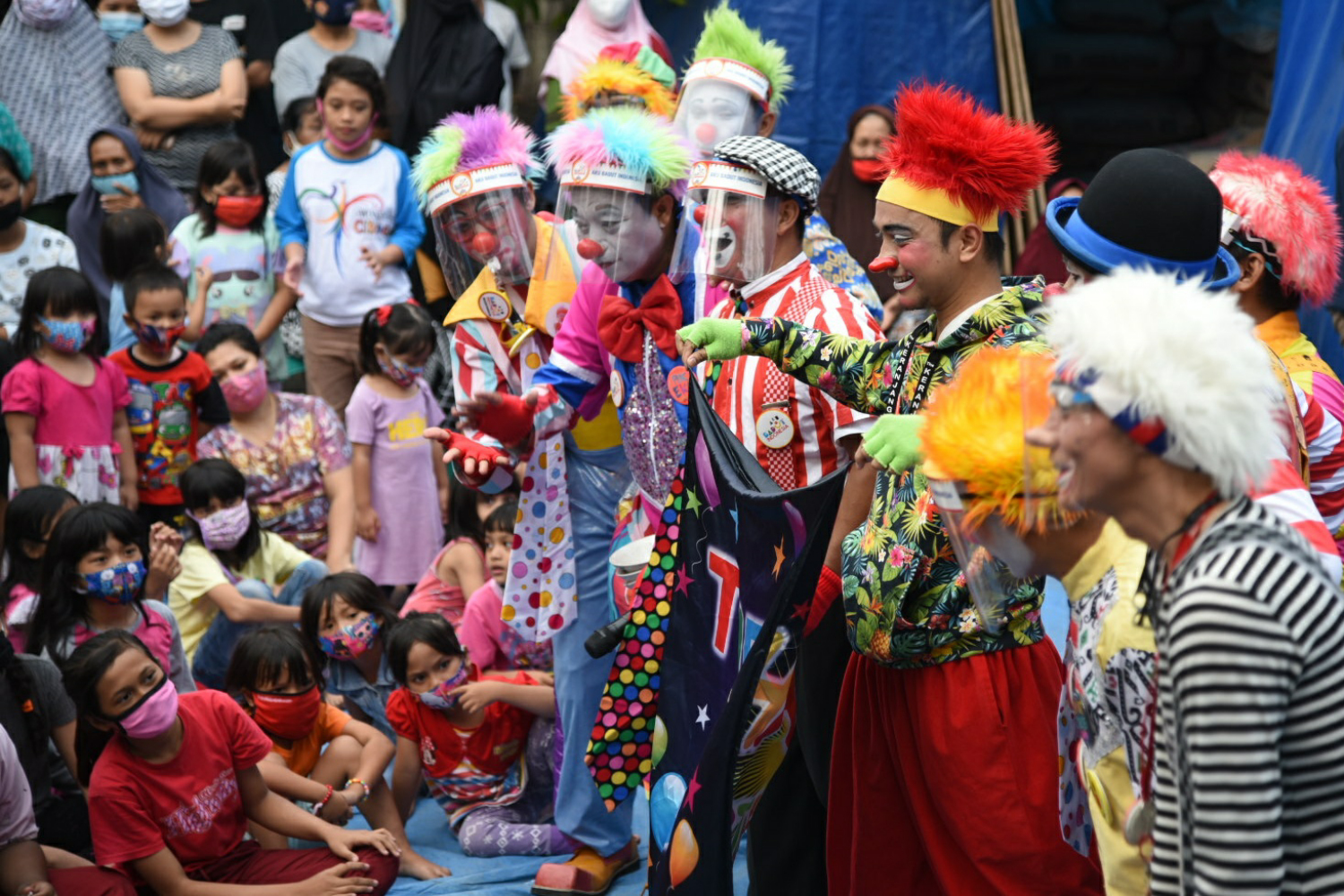 Badut Hibur Anak Korban Kebakaran
