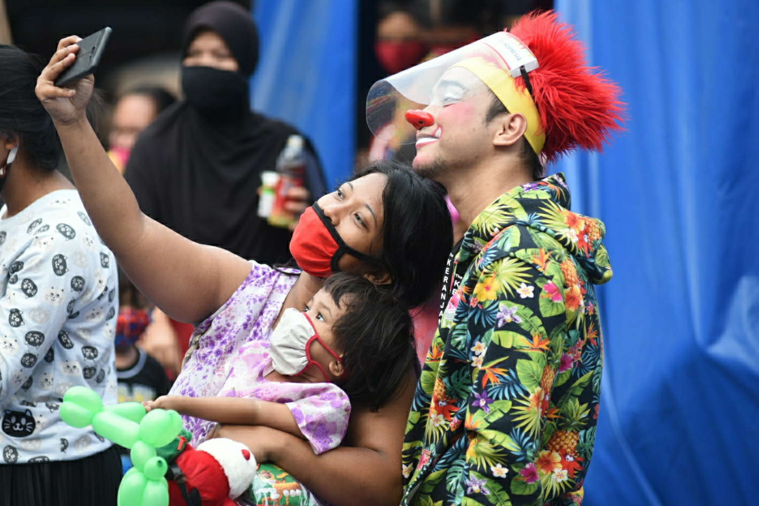 Badut Hibur Anak Korban Kebakaran