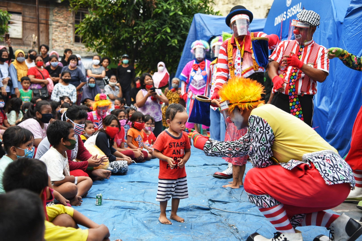 Badut Hibur Anak Korban Kebakaran
