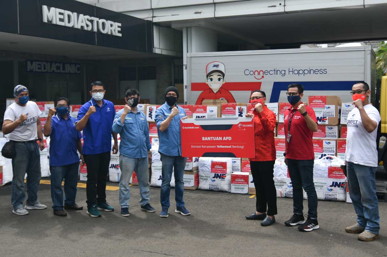 Telkomsel Serahkan Donasi APD Melalui Benih Baik