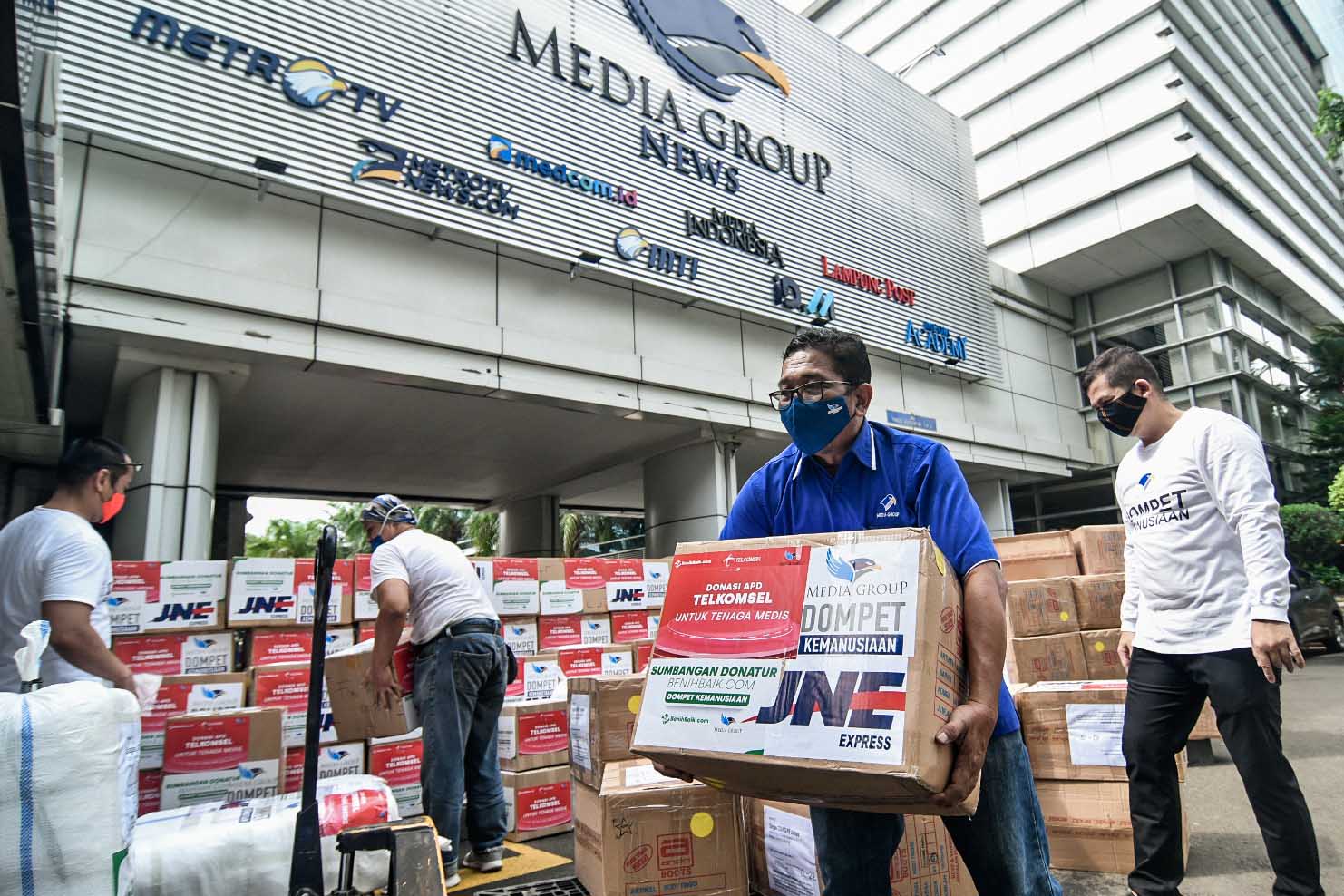 Telkomsel Serahkan Donasi APD Melalui Benih Baik