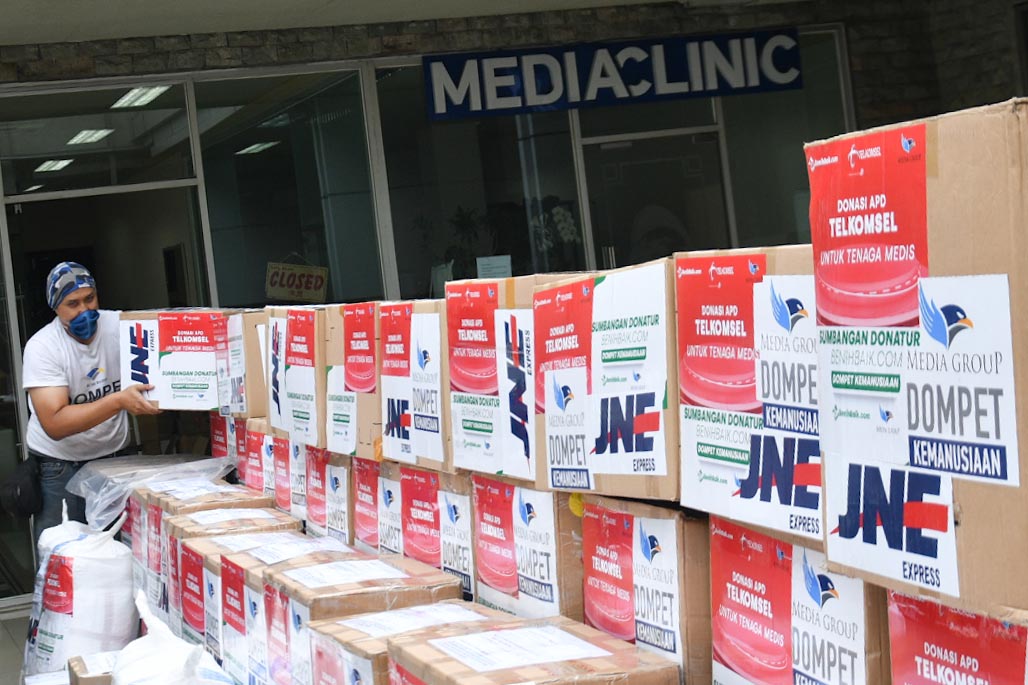 Telkomsel Serahkan Donasi APD Melalui Benih Baik