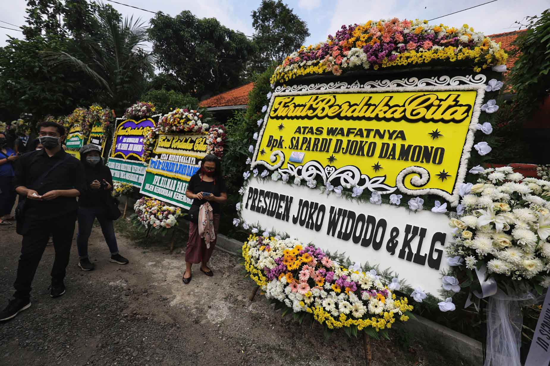 Prosesi Pemberangkatan Pemakaman Sapardi DJoko Damono