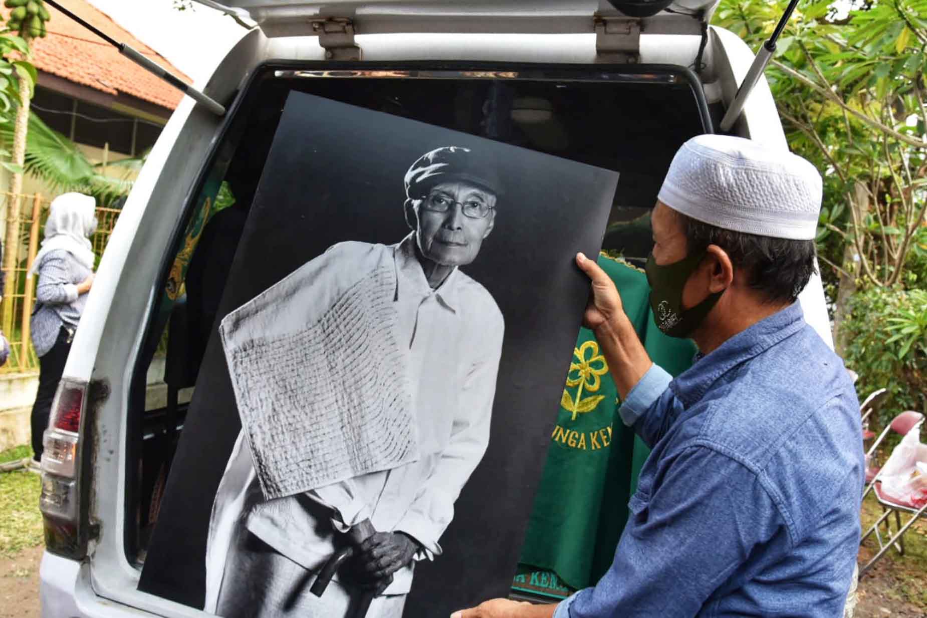 Prosesi Pemberangkatan Pemakaman Sapardi DJoko Damono