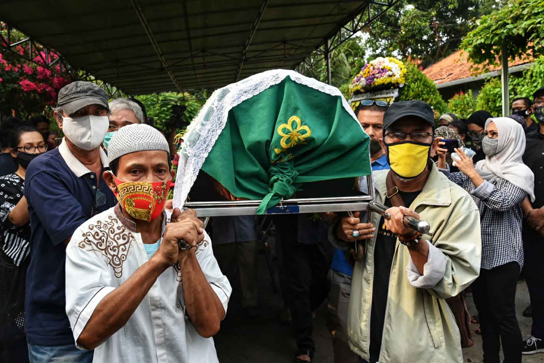 Prosesi Pemberangkatan Pemakaman Sapardi DJoko Damono