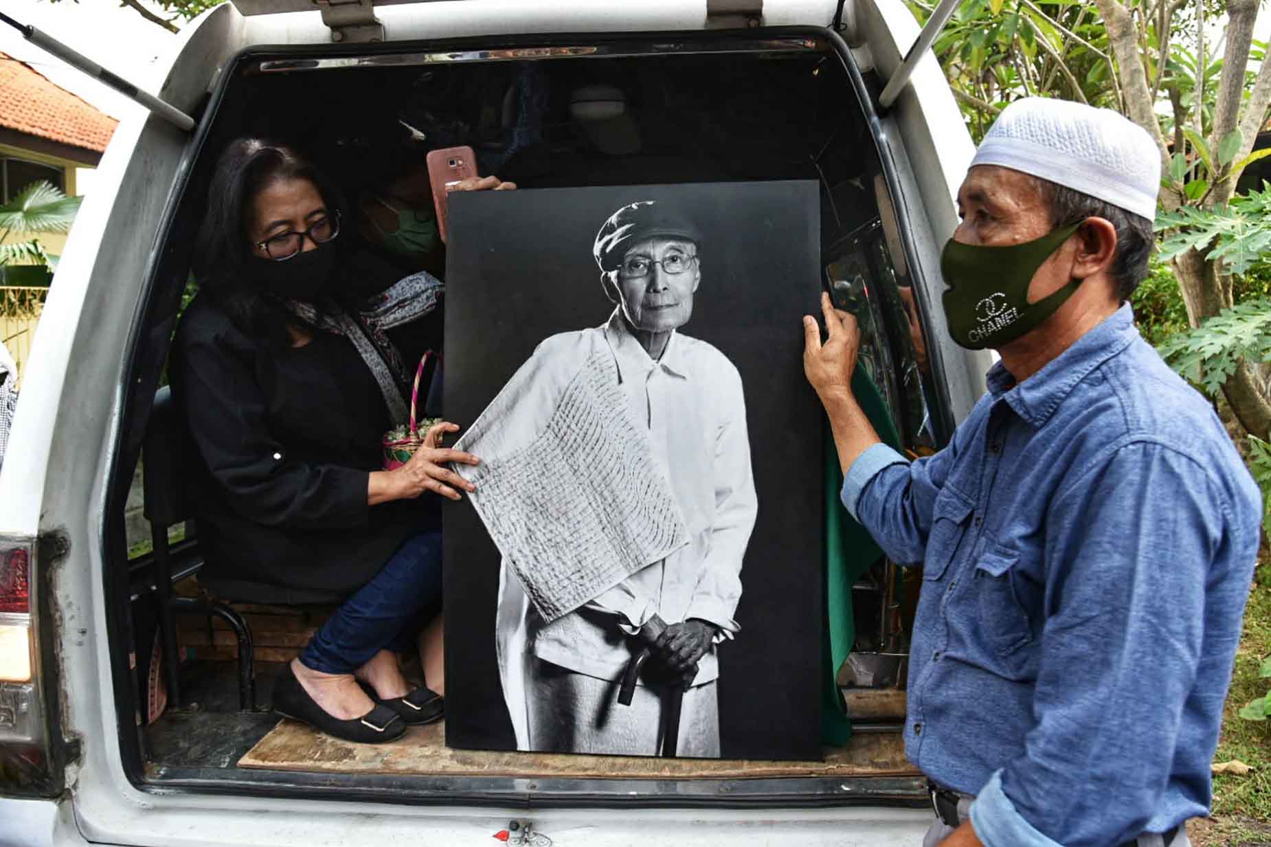 Prosesi Pemberangkatan Pemakaman Sapardi DJoko Damono
