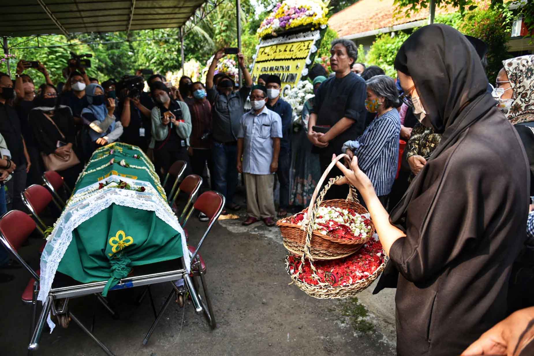 Prosesi Pemberangkatan Pemakaman Sapardi DJoko Damono