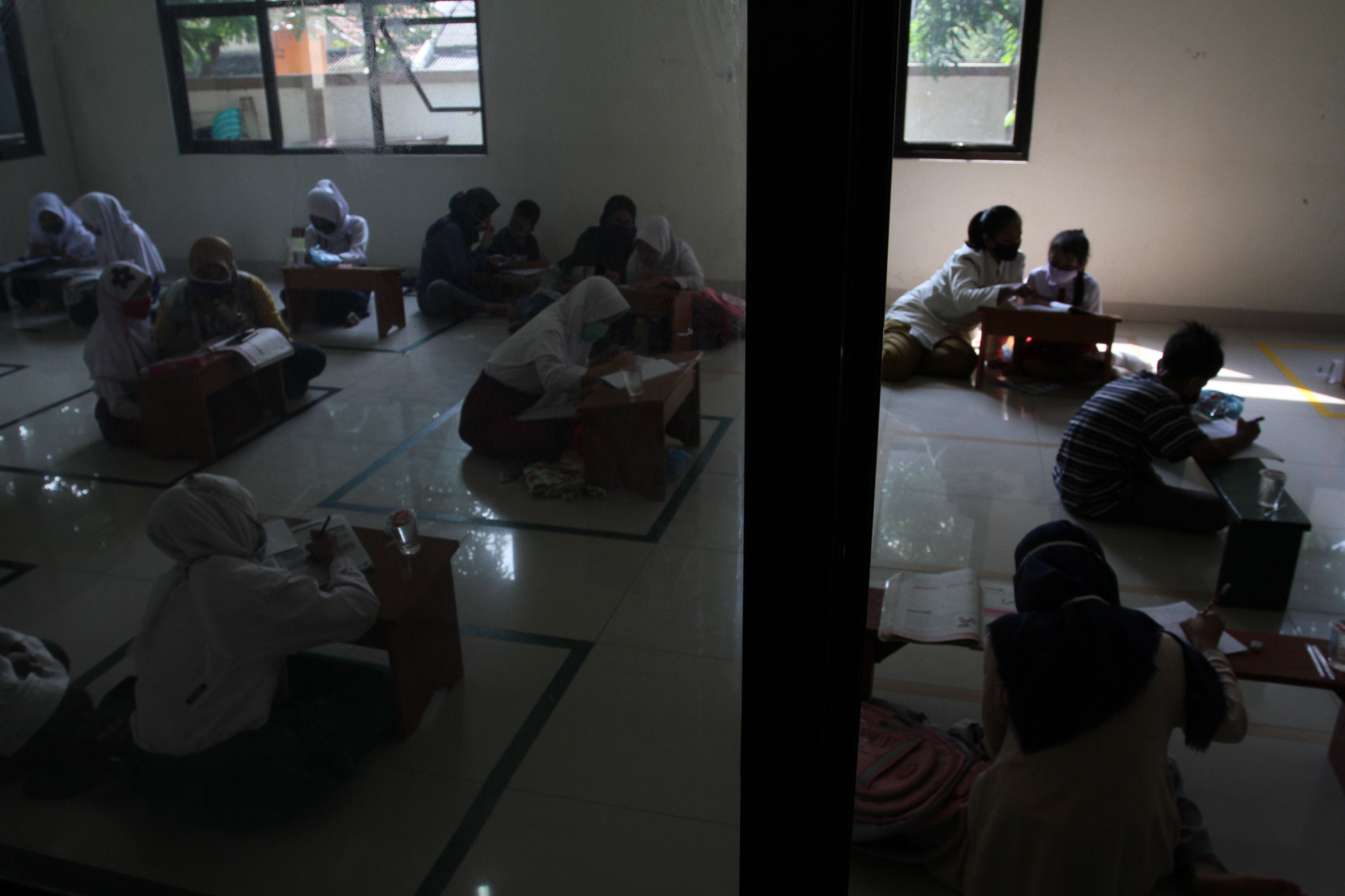 Siswa Belajar Manfaatkan Fasilitas Internet Kelurahan