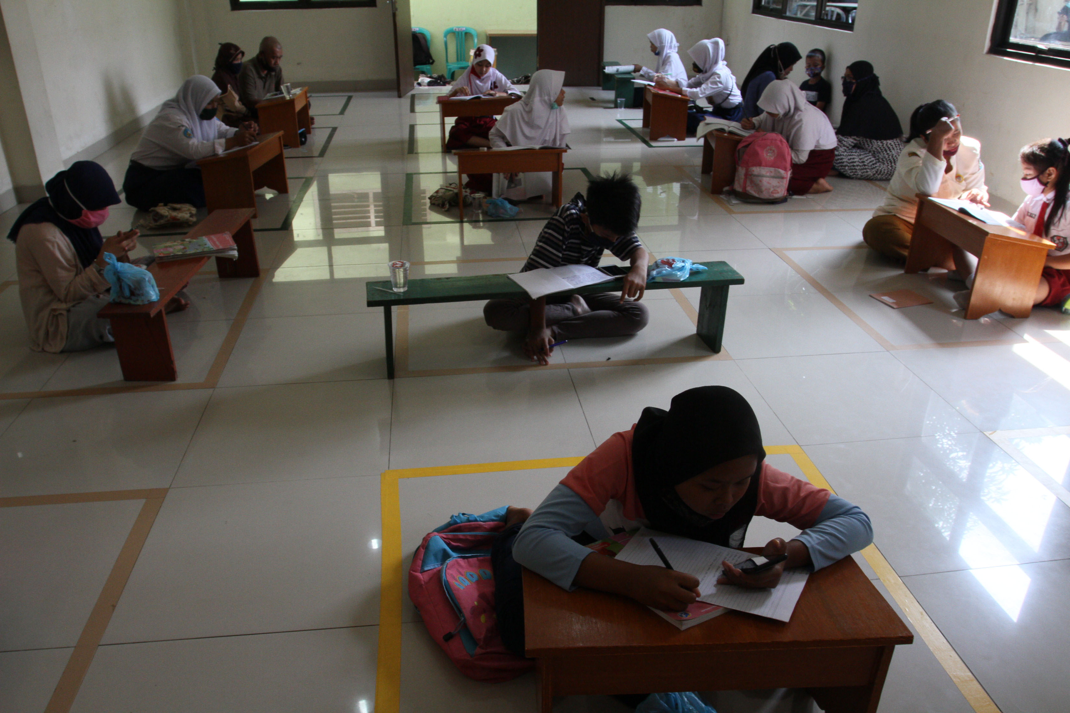 Siswa Belajar Manfaatkan Fasilitas Internet Kelurahan