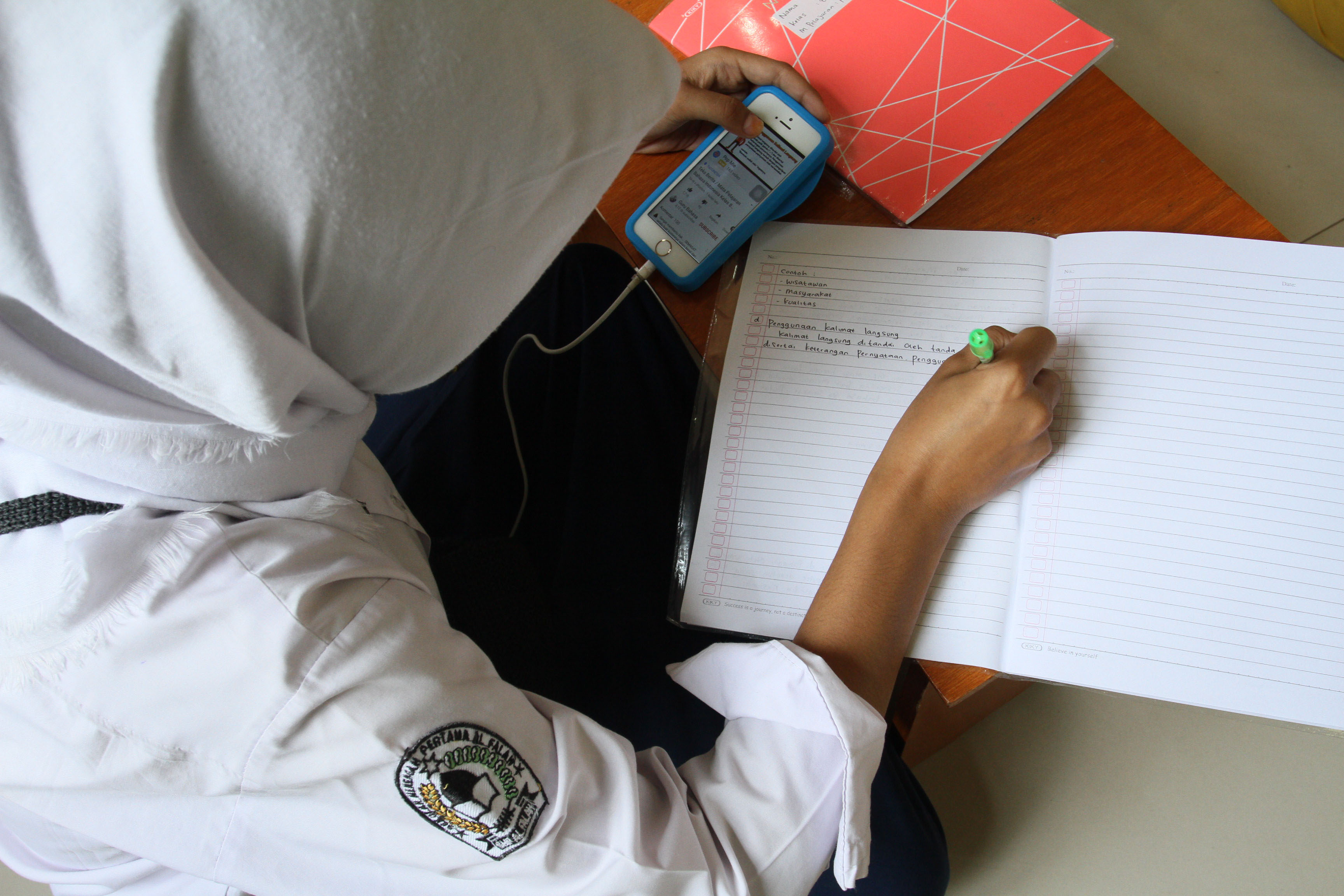 Siswa Belajar Manfaatkan Fasilitas Internet Kelurahan