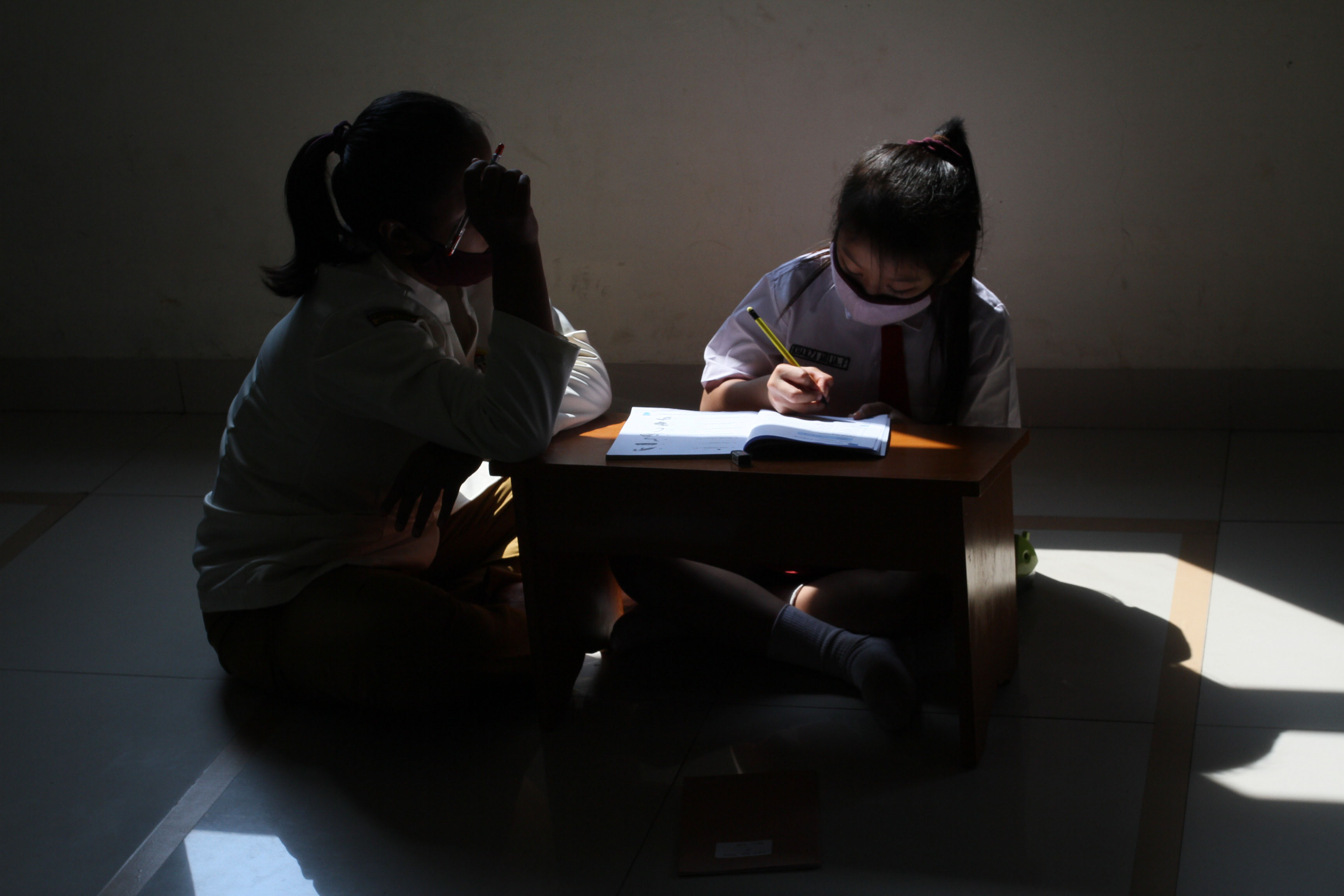 Siswa Belajar Manfaatkan Fasilitas Internet Kelurahan