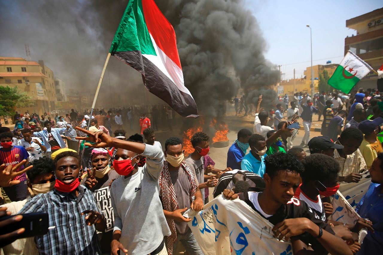 Puluhan Ribu Warga Sudan Turun Ke Jalan