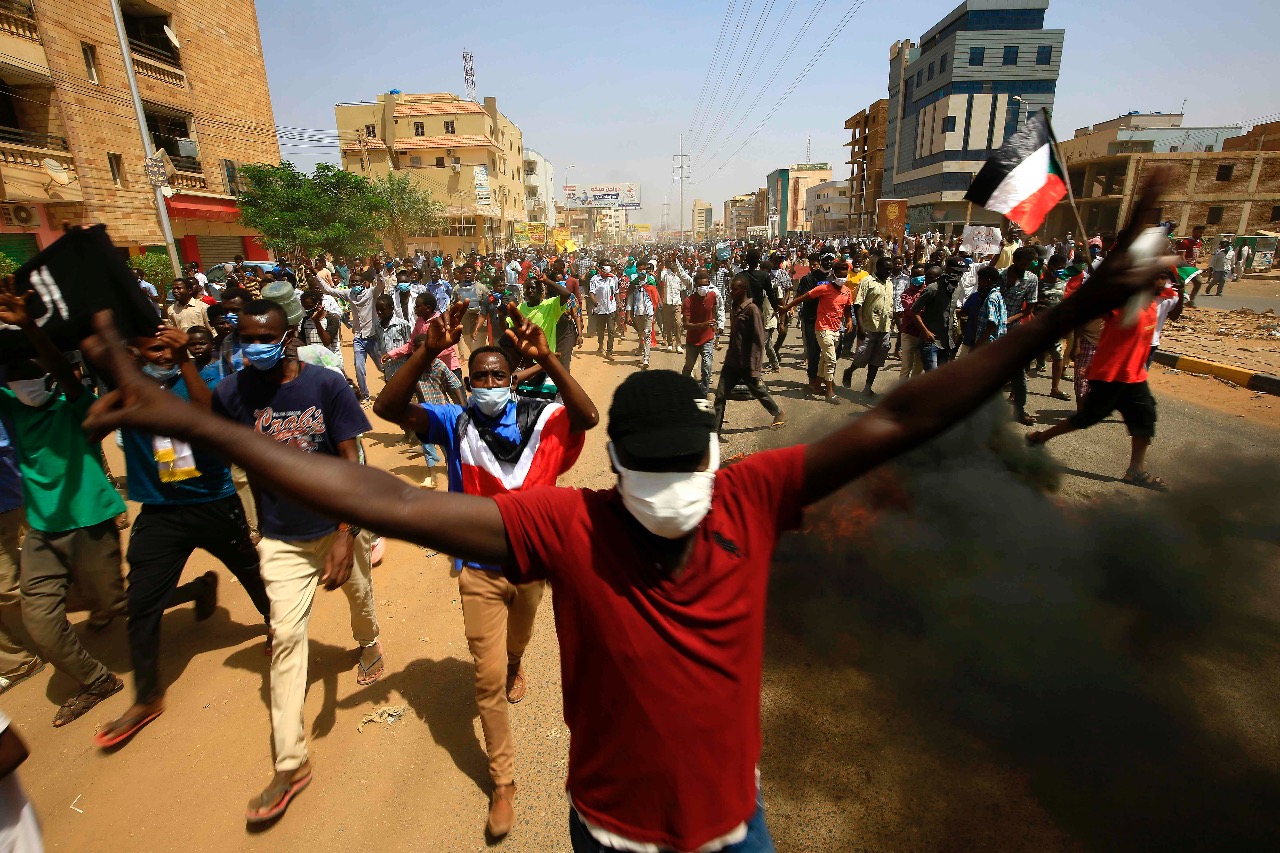Puluhan Ribu Warga Sudan Turun Ke Jalan