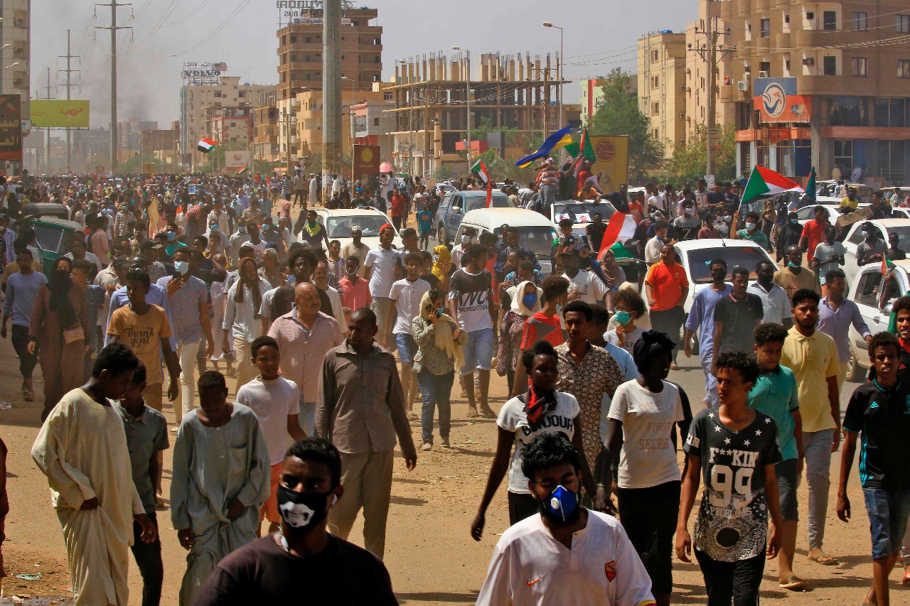 Puluhan Ribu Warga Sudan Turun Ke Jalan