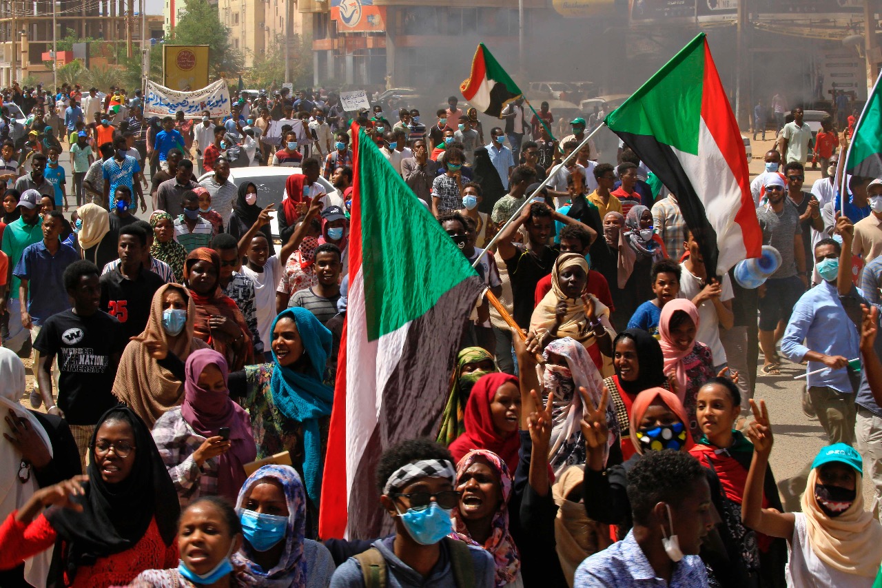 Puluhan Ribu Warga Sudan Turun Ke Jalan