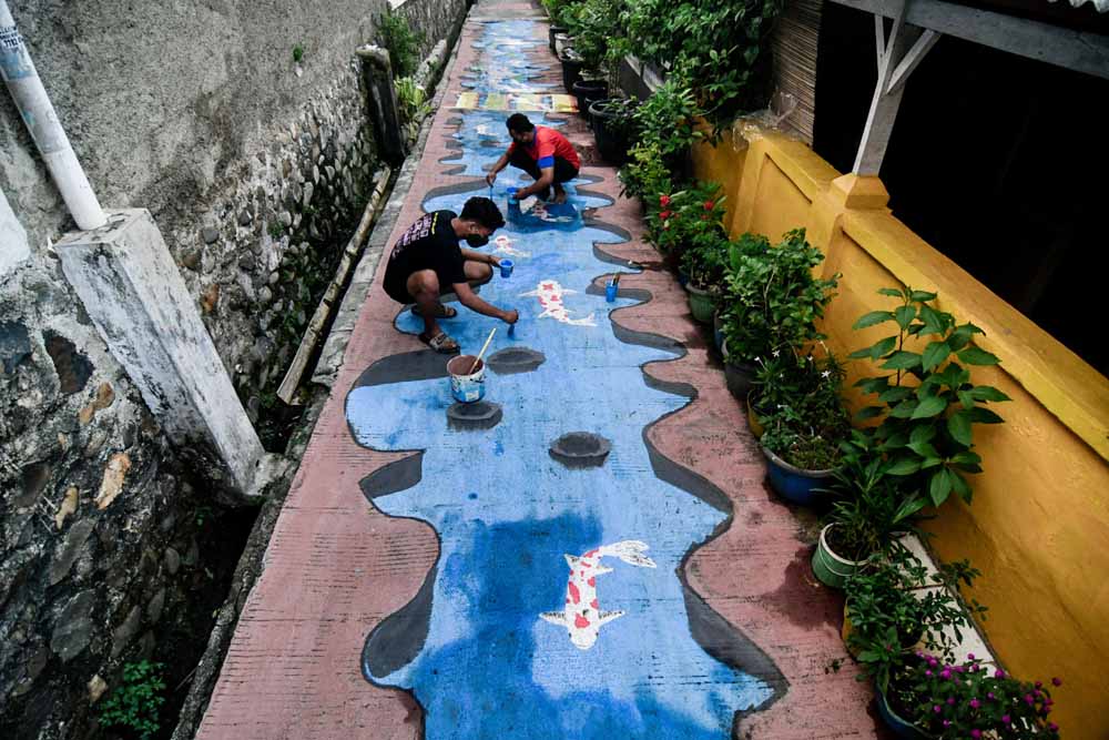 Pembuatan Mural 3D Kolam Koi di Gang Pemukiman