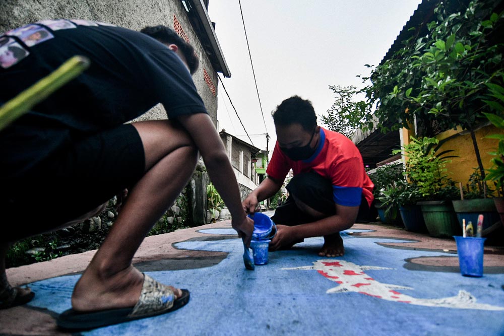 Pembuatan Mural 3D Kolam Koi di Gang Pemukiman
