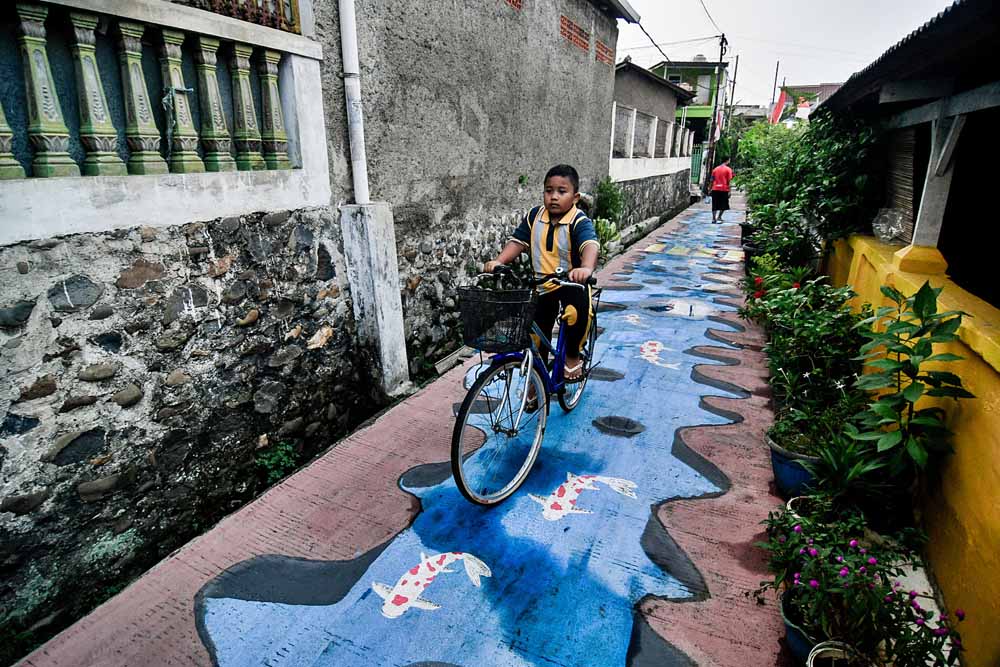 Pembuatan Mural 3D Kolam Koi di Gang Pemukiman