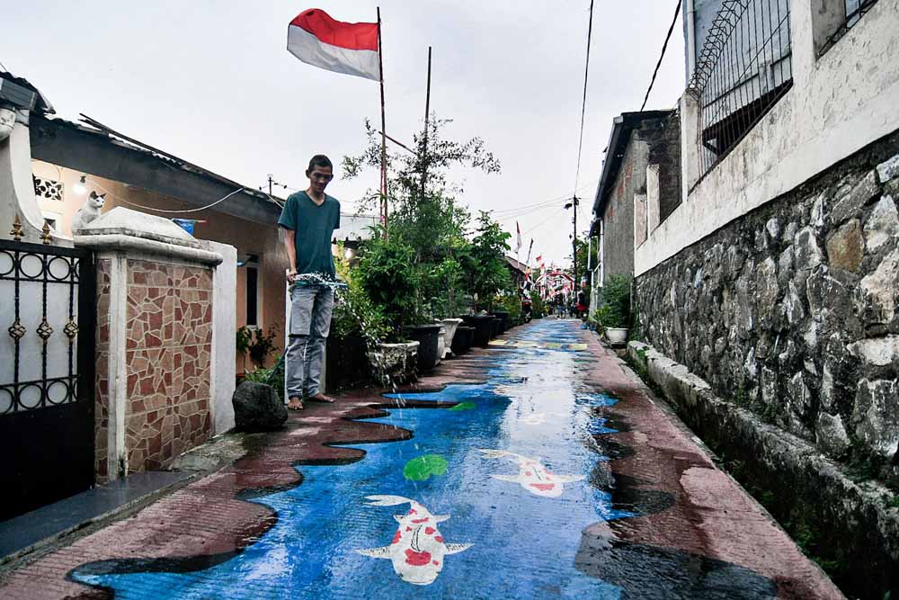 Pembuatan Mural 3D Kolam Koi di Gang Pemukiman