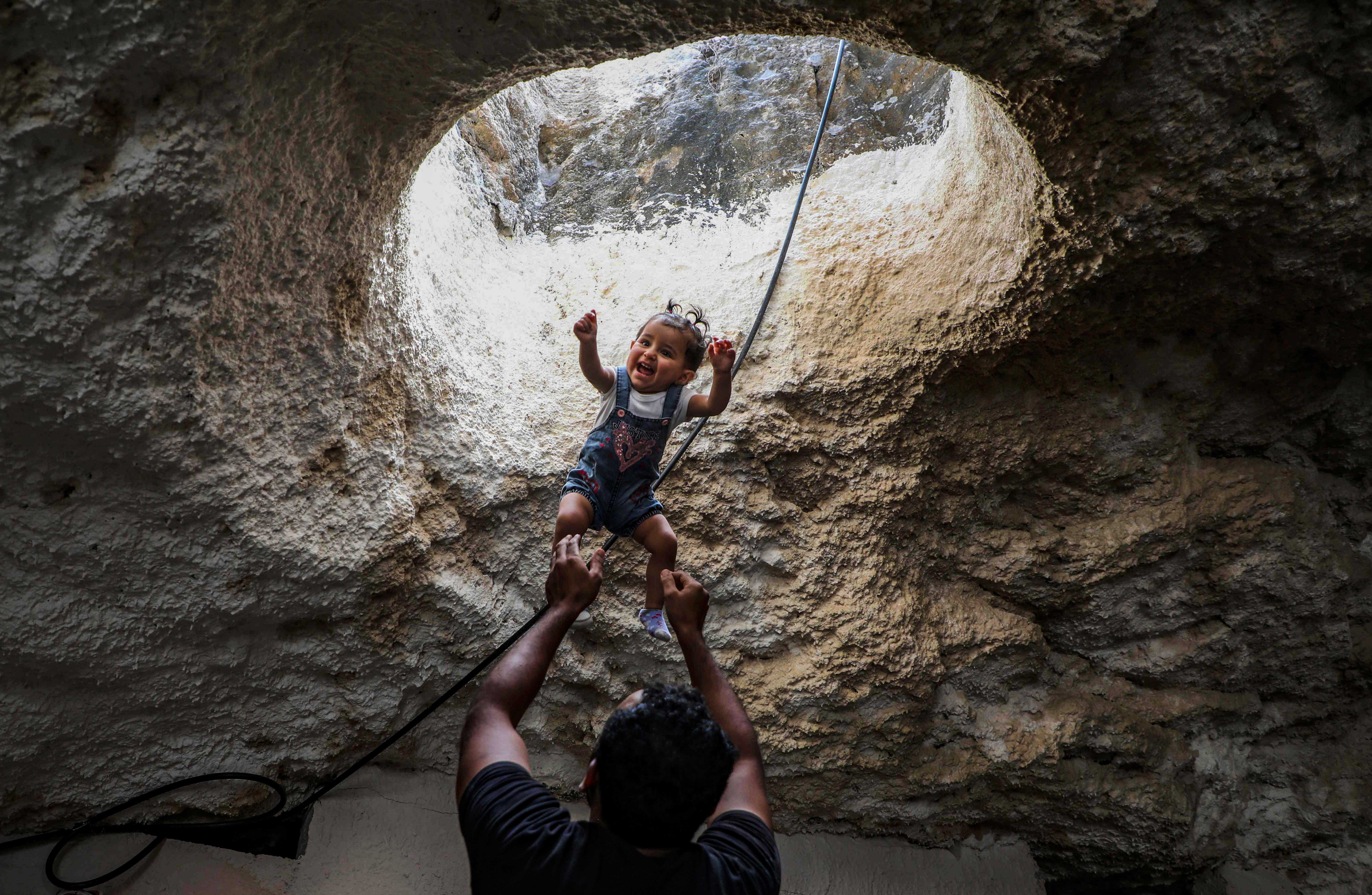 Warga Palestina Mengubah Gua Menjadi Tempat Tinggal