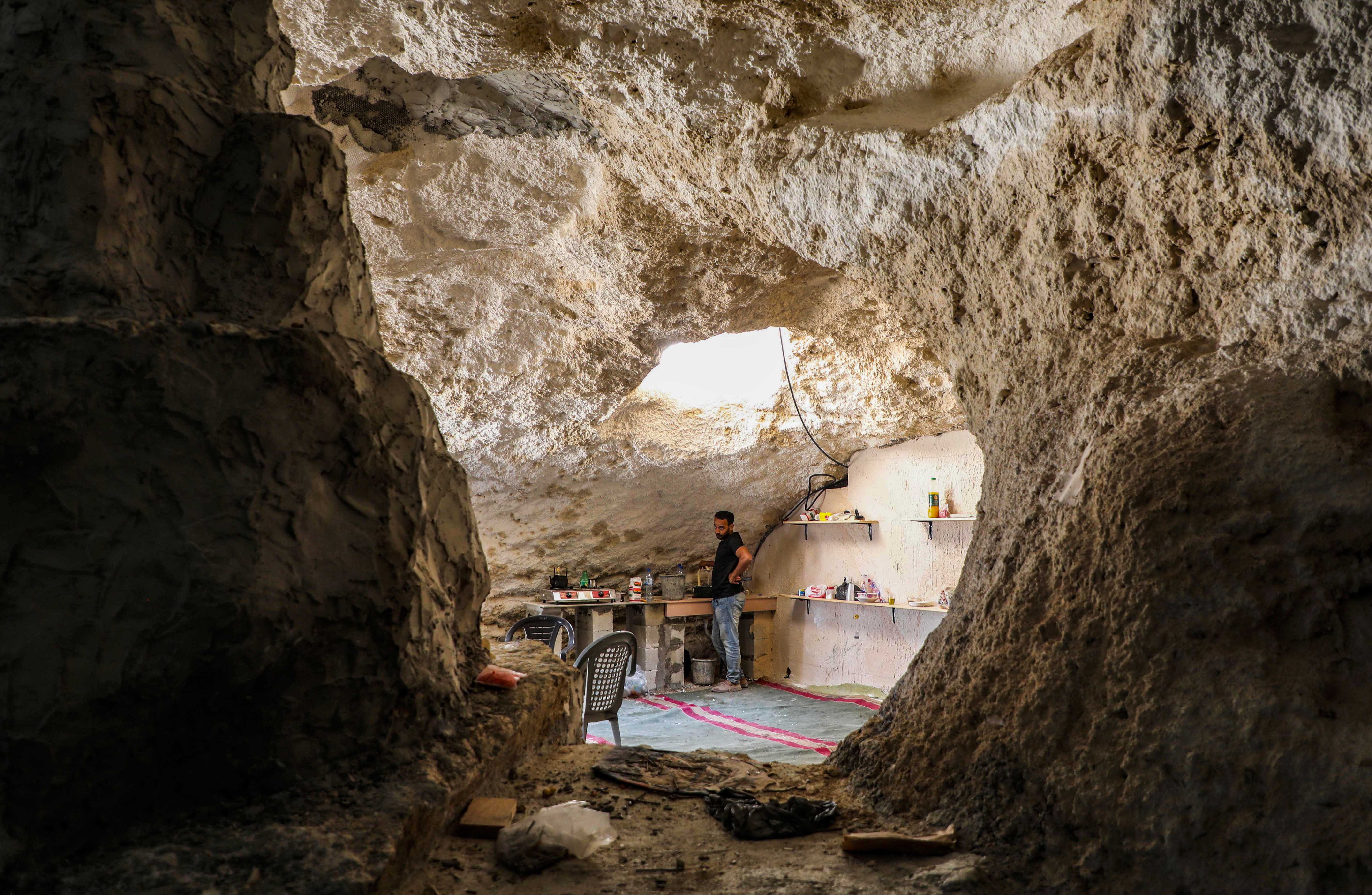 Warga Palestina Mengubah Gua Menjadi Tempat Tinggal