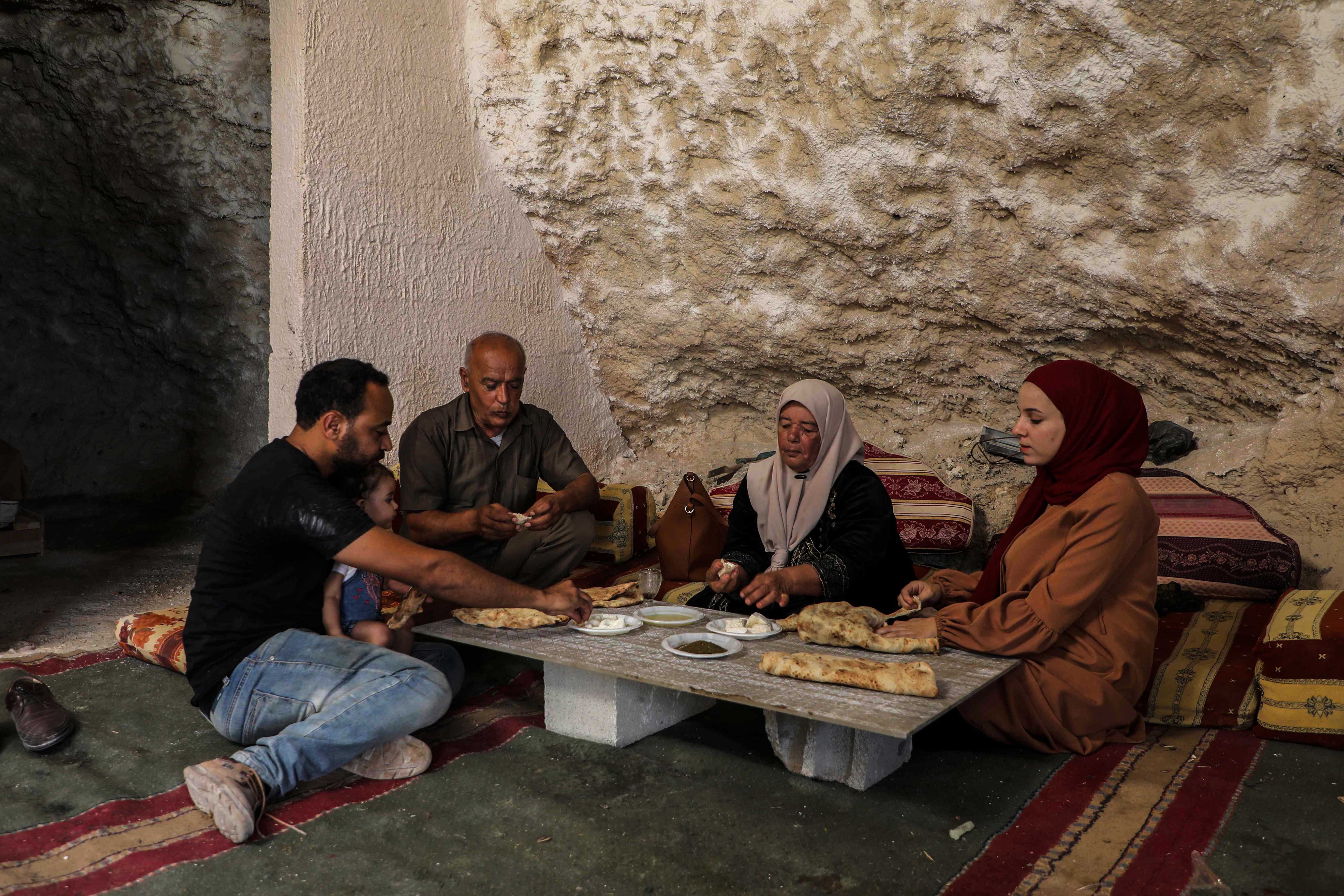 Warga Palestina Mengubah Gua Menjadi Tempat Tinggal