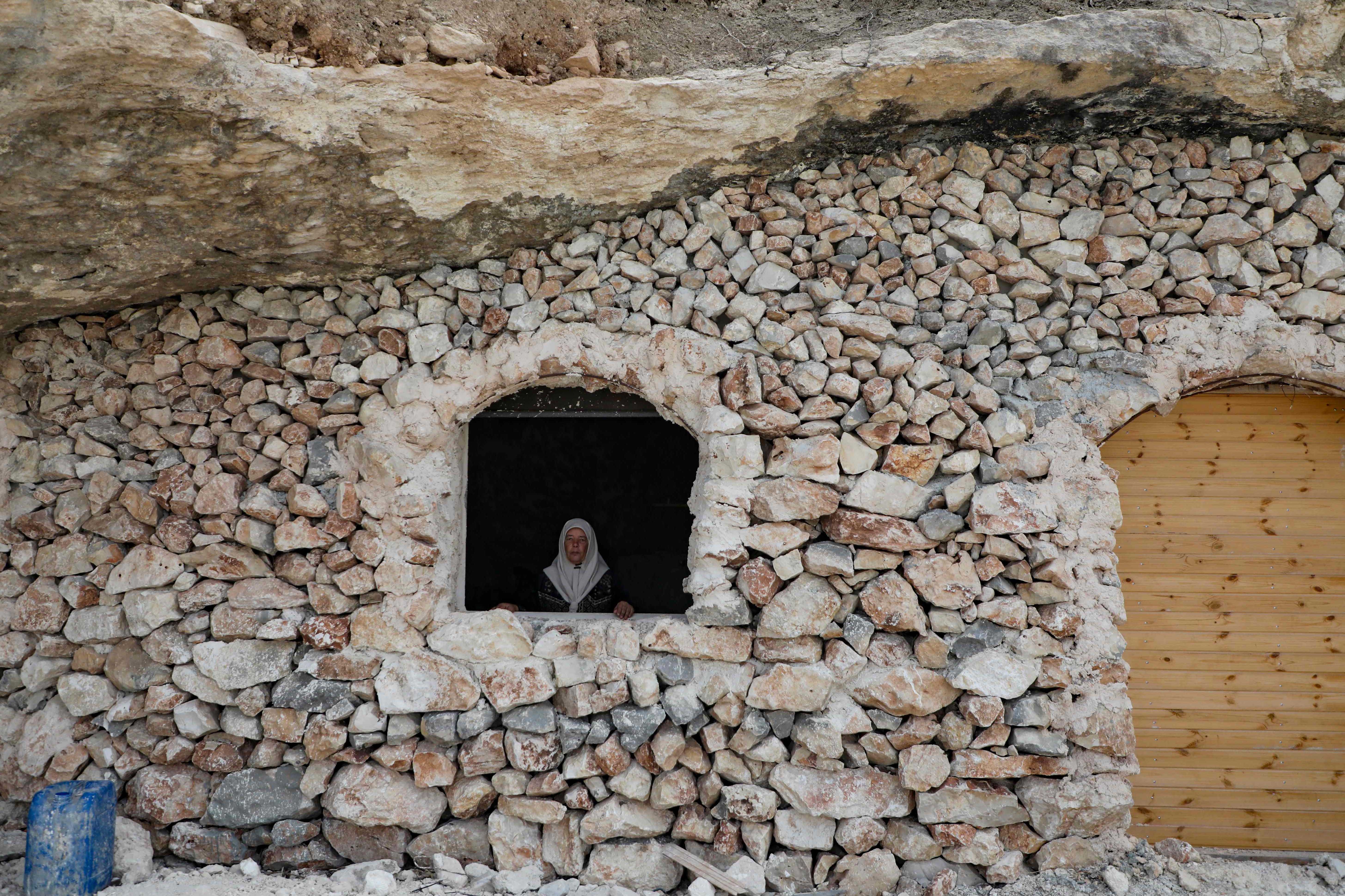 Warga Palestina Mengubah Gua Menjadi Tempat Tinggal