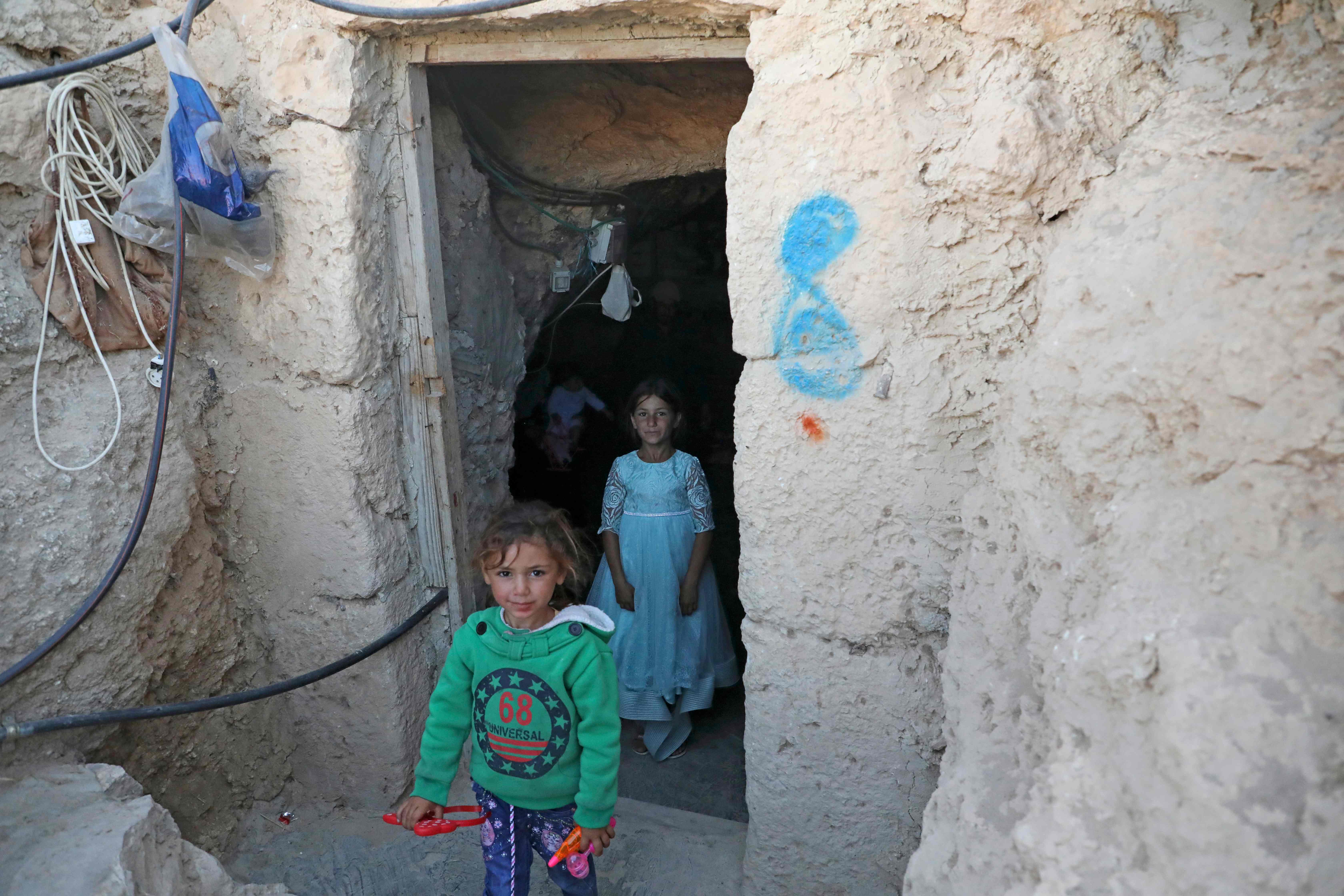 Warga Palestina Mengubah Gua Menjadi Tempat Tinggal