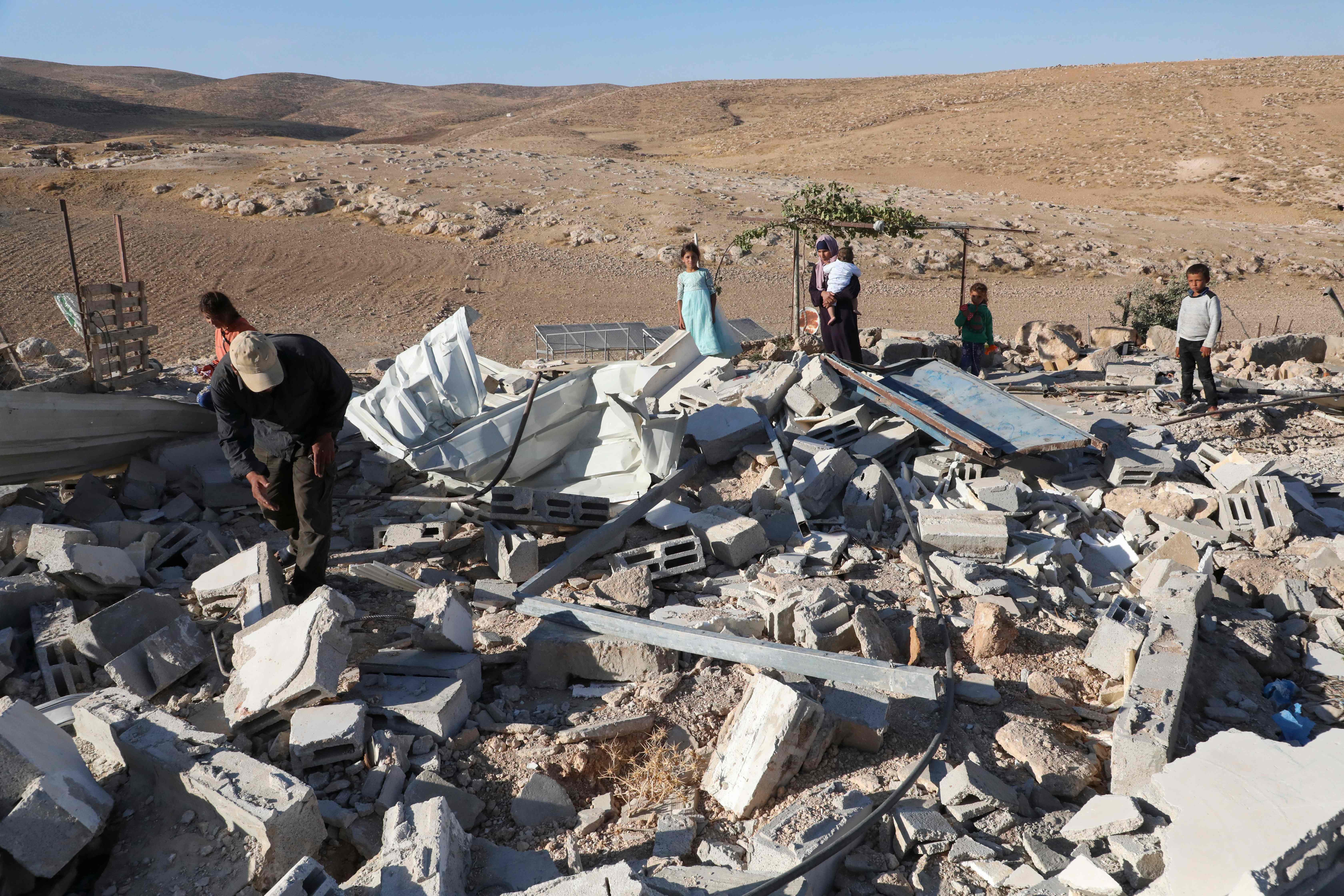 Warga Palestina Mengubah Gua Menjadi Tempat Tinggal