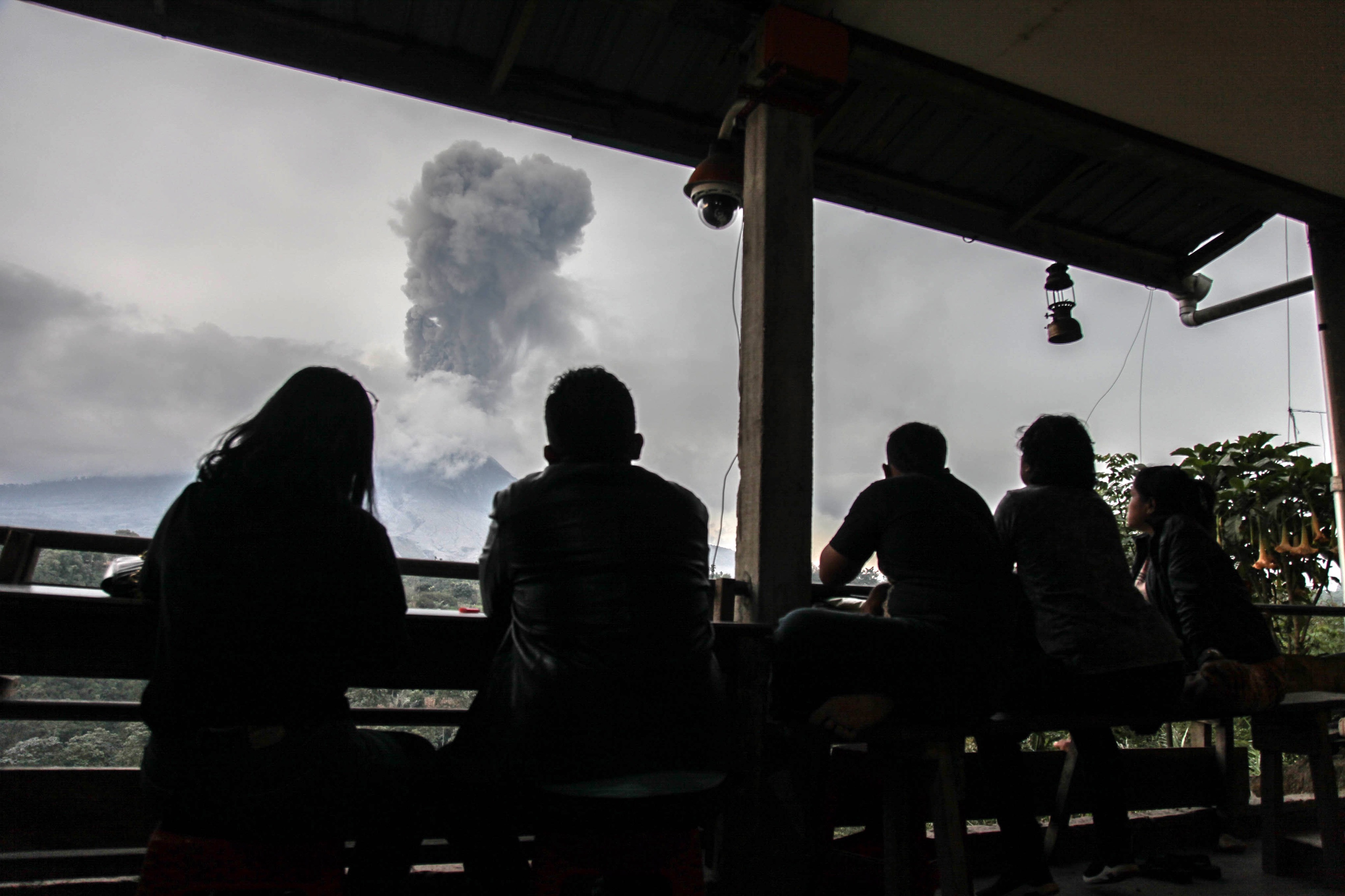 Erupsi Sinabung Menjadi Tontonan Warga