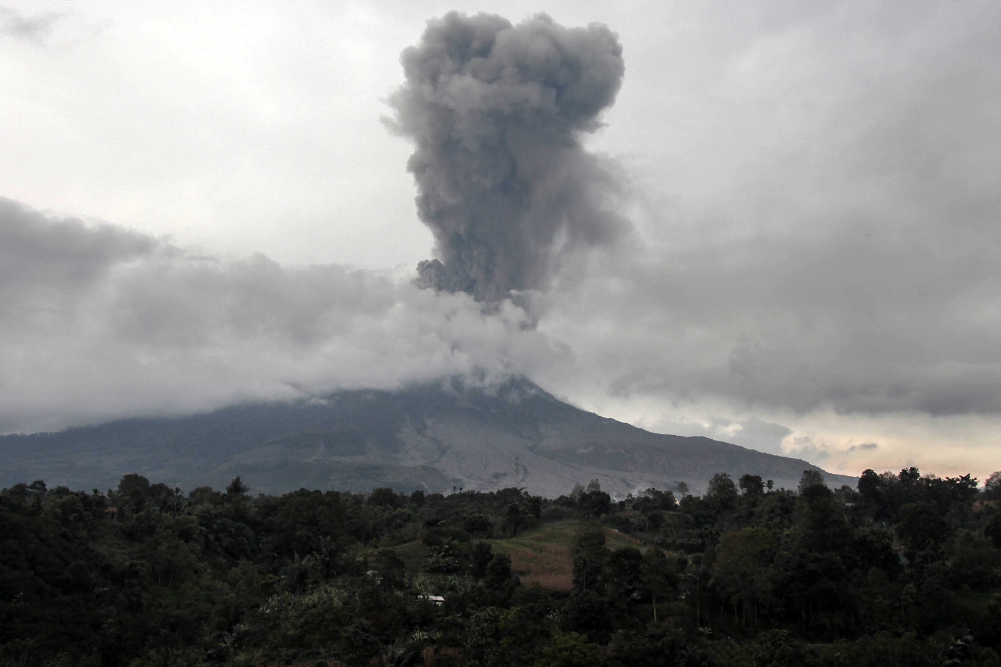 Erupsi Sinabung Menjadi Tontonan Warga