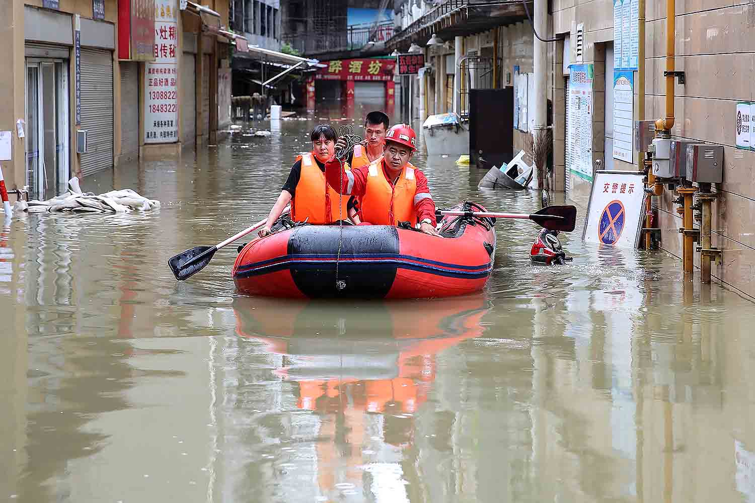 100 Ribu Orang Dievakuasi karena Banjir di Tiongkok