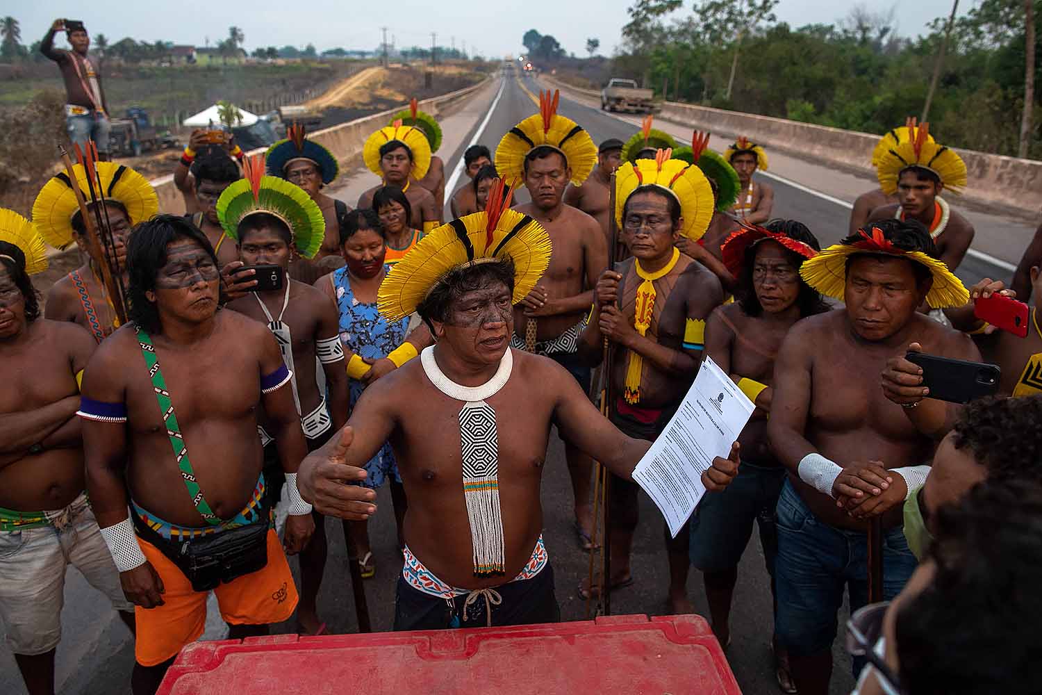 Suku Pribumi Brasil Gelar Unjuk Rasa Covid-19 di Jalan Tol