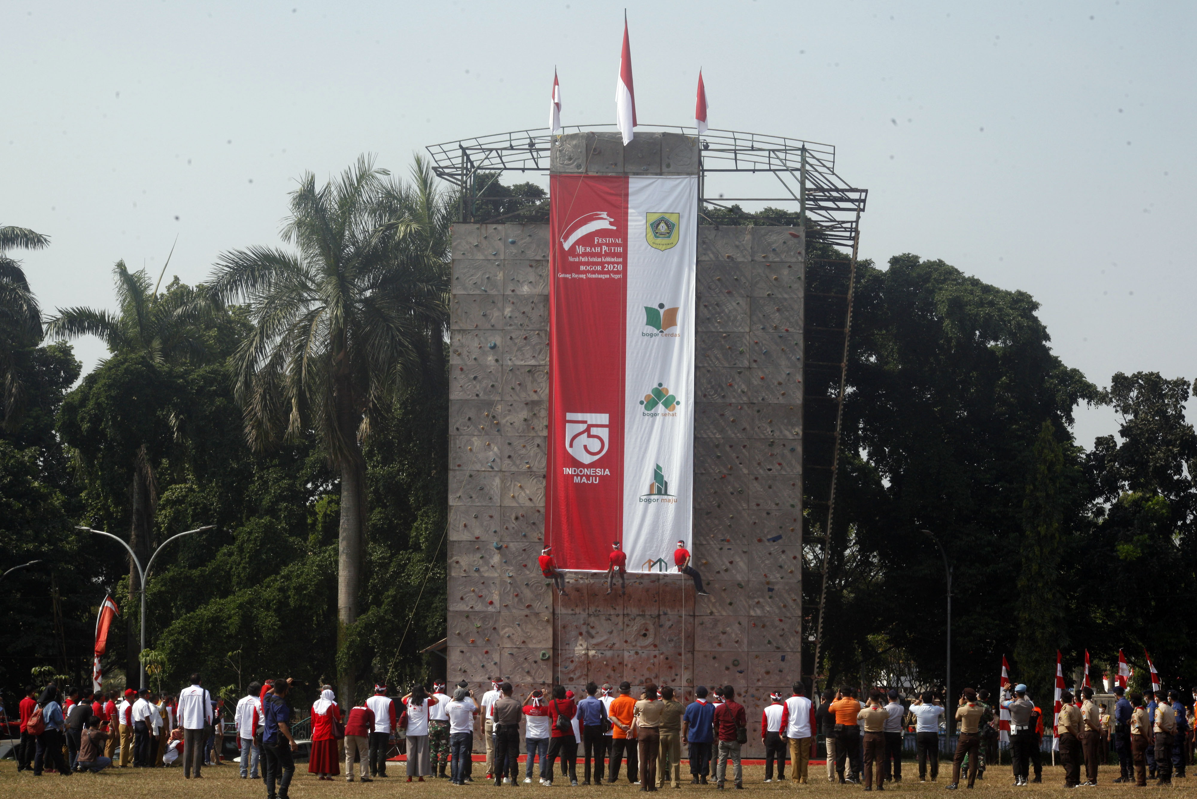 Atlet Panjat Tebing Ramaikan Festival Merah Putih