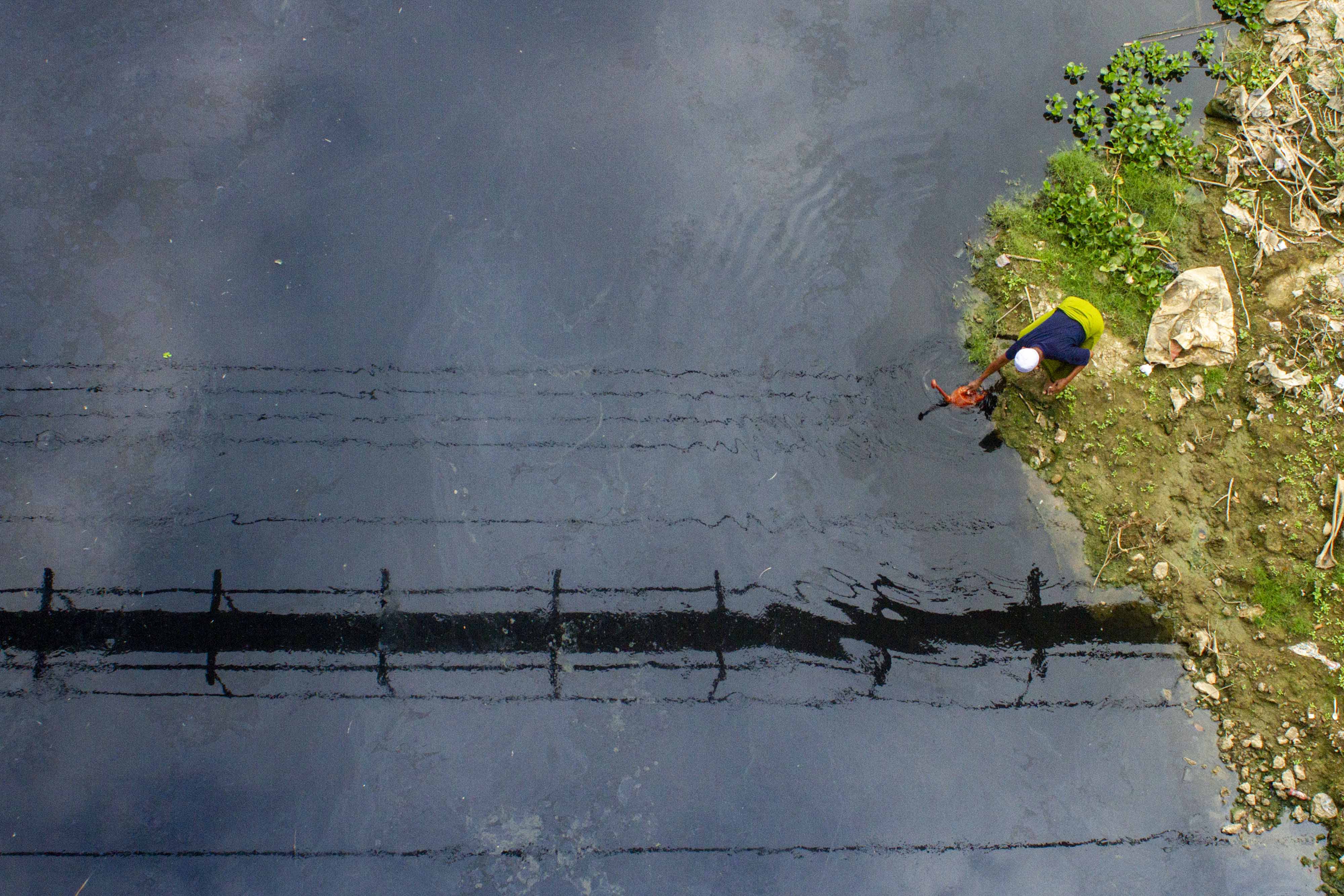 Limbah Industri Cemari Aliran Sungai Citarum